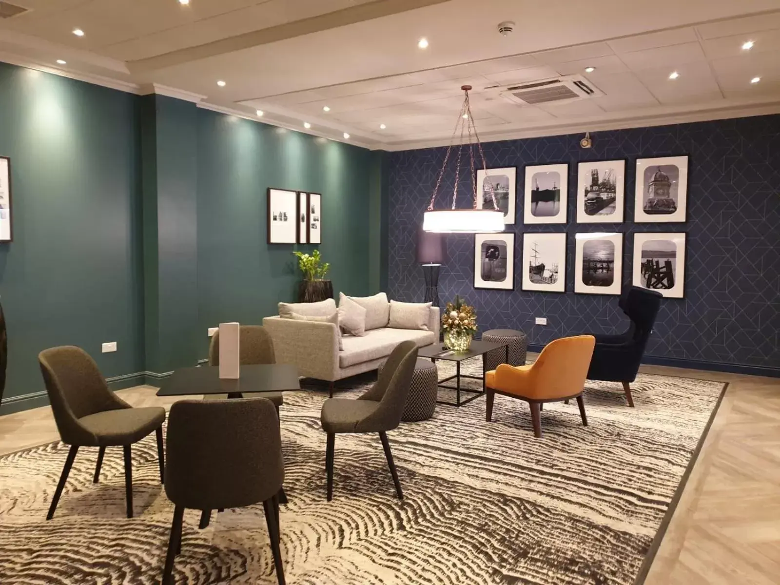 Lounge or bar, Lobby/Reception in Mercure Cardiff North Hotel