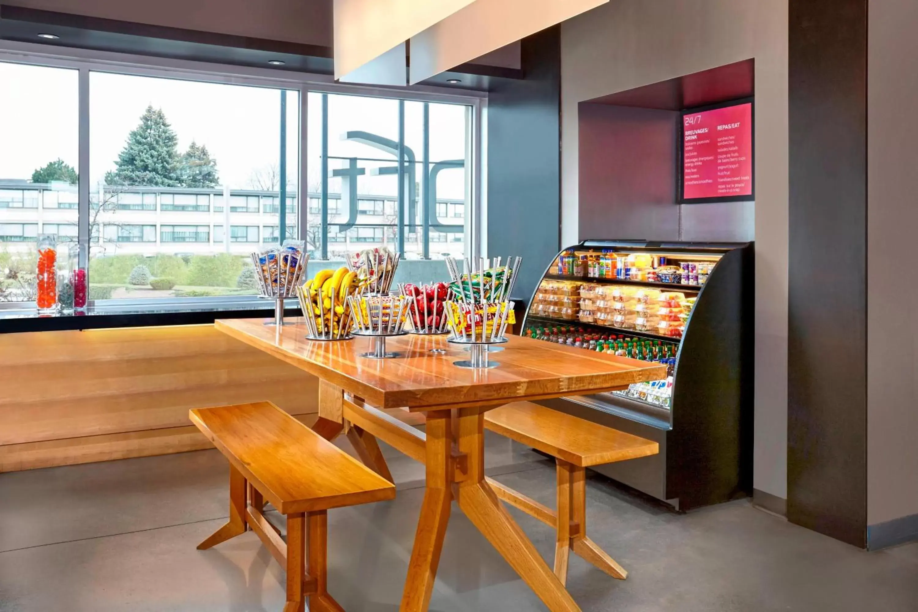 Restaurant/places to eat in Aloft Montreal Airport