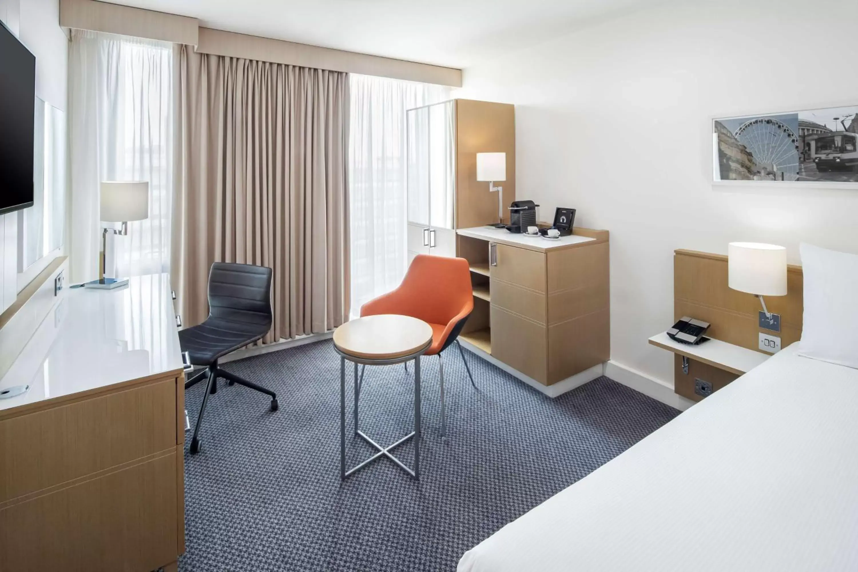 Bed, Seating Area in DoubleTree by Hilton Leeds