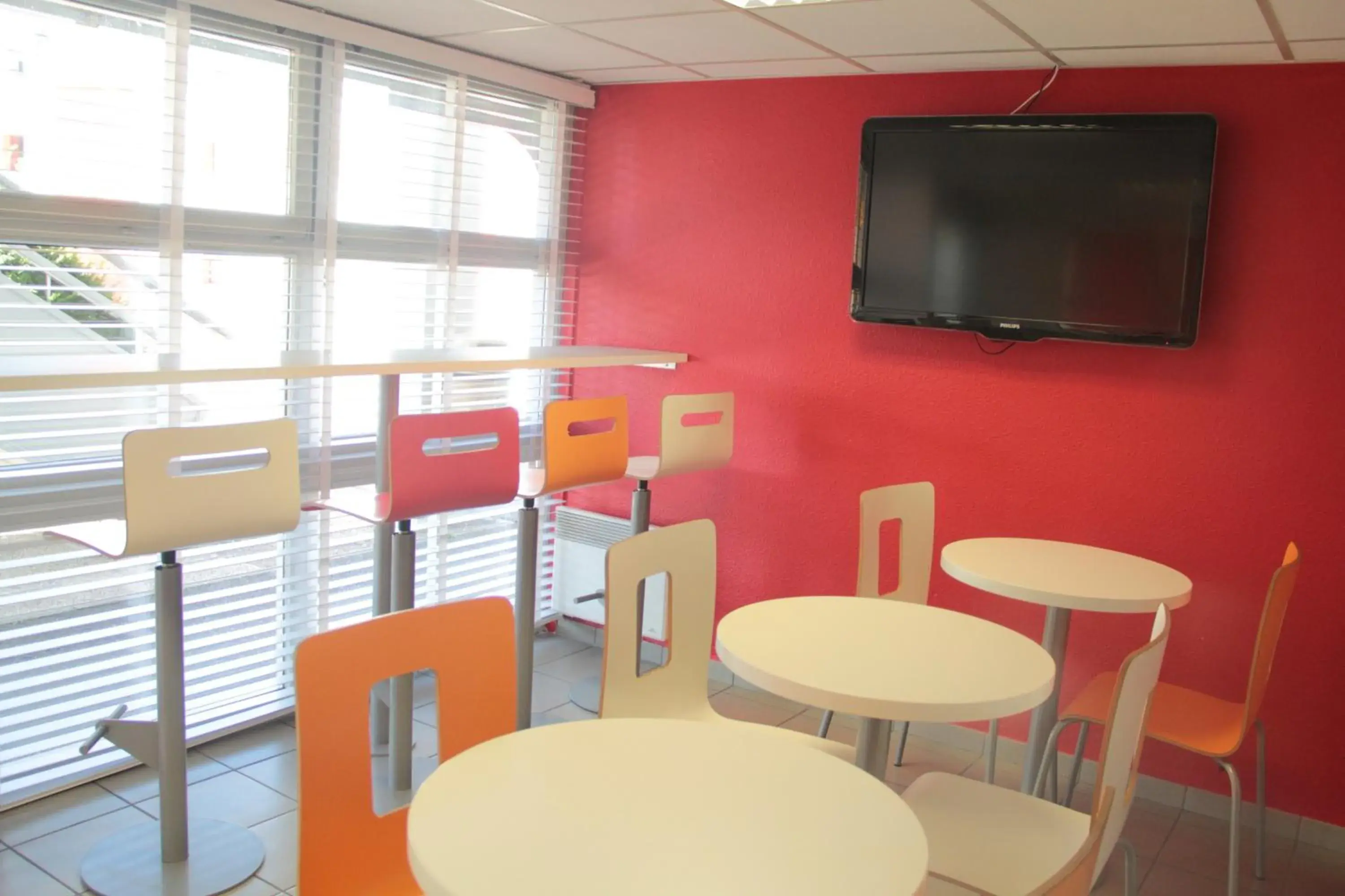 Restaurant/places to eat, TV/Entertainment Center in Premiere Classe Soissons