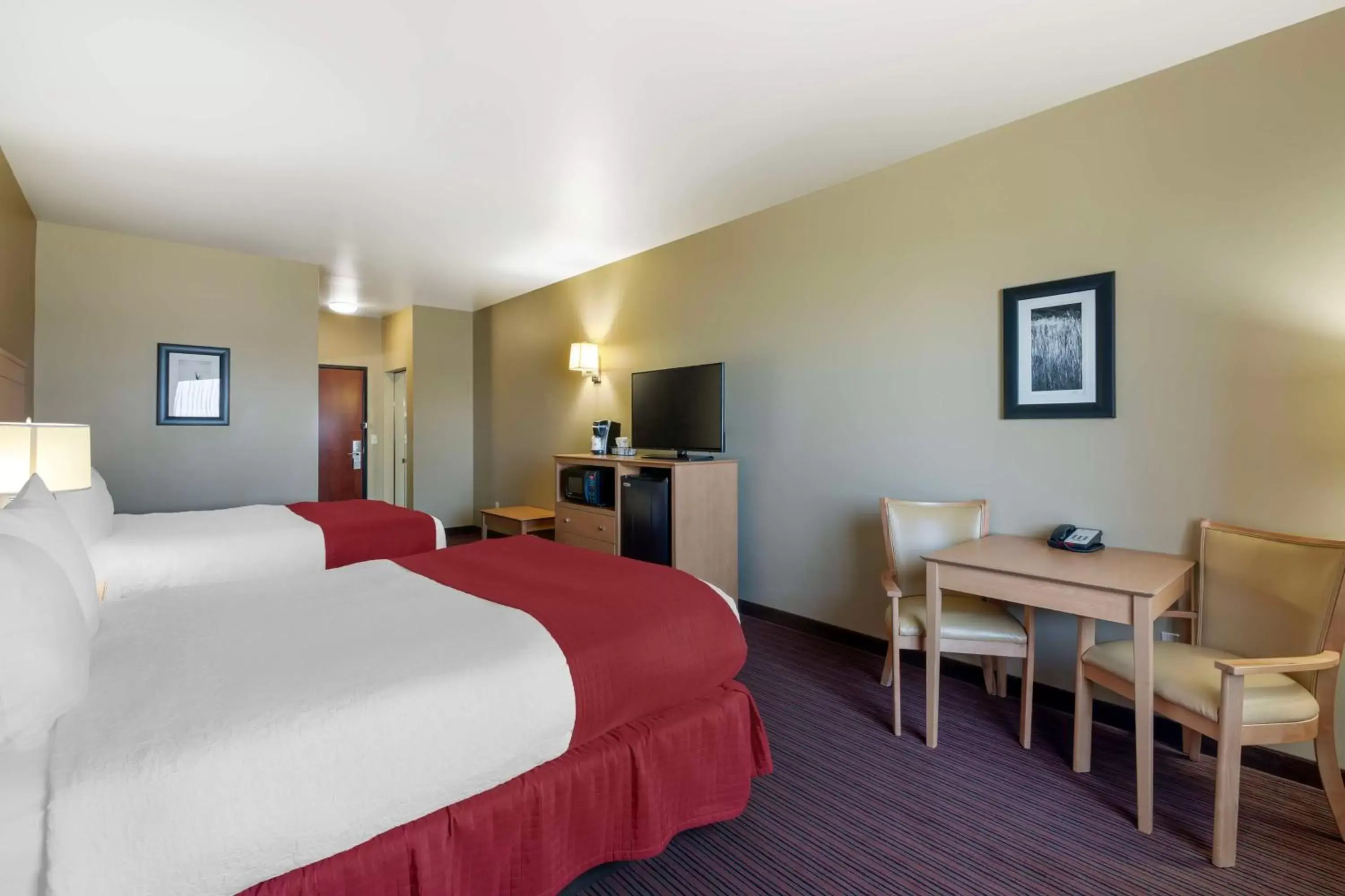 Bedroom, Bed in Best Western Golden Prairie Inn and Suites Bedroom, Bed in Best Western Golden Prairie Inn and Suites