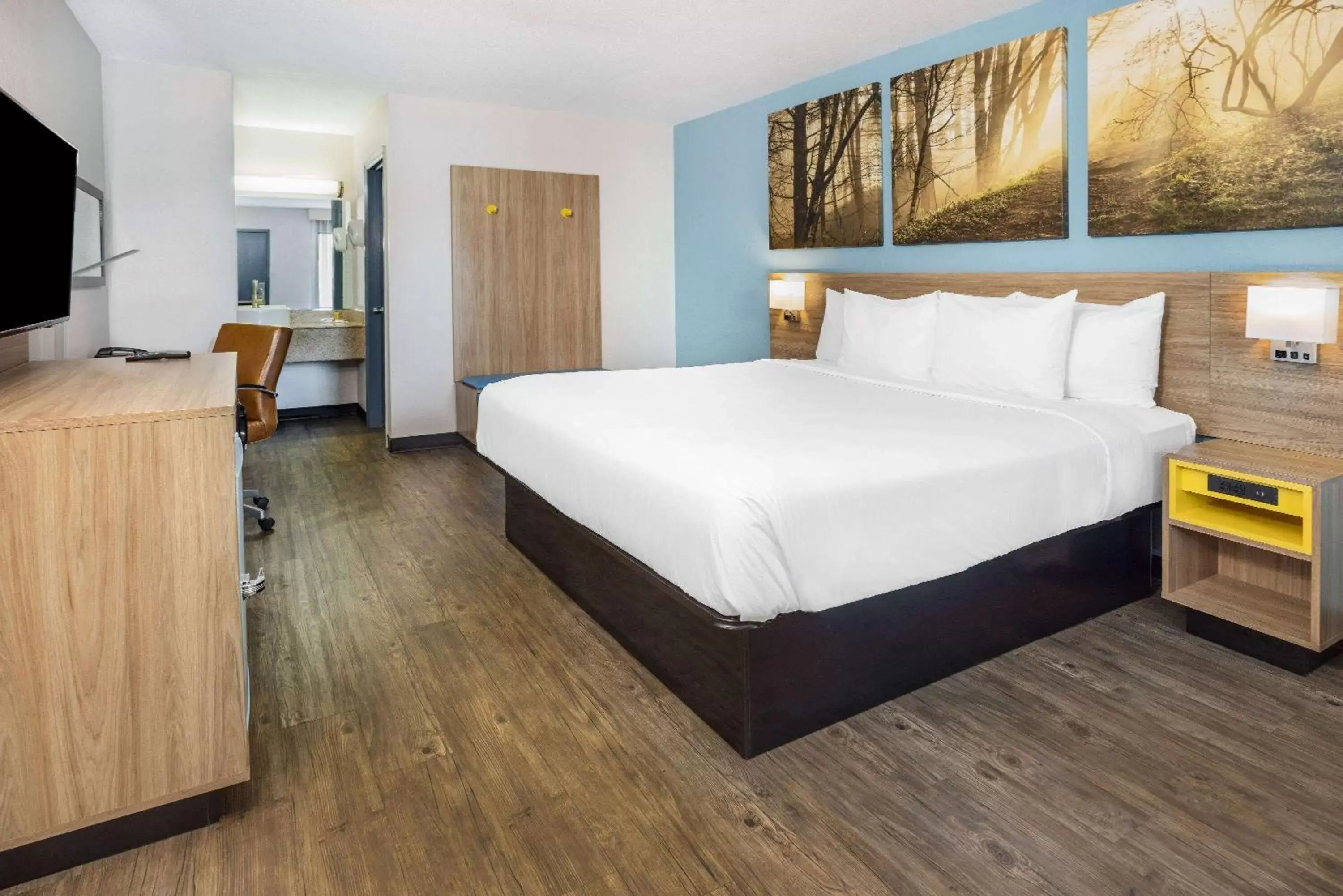 Photo of the whole room, Bed in Days Inn by Wyndham Raleigh Glenwood-Crabtree