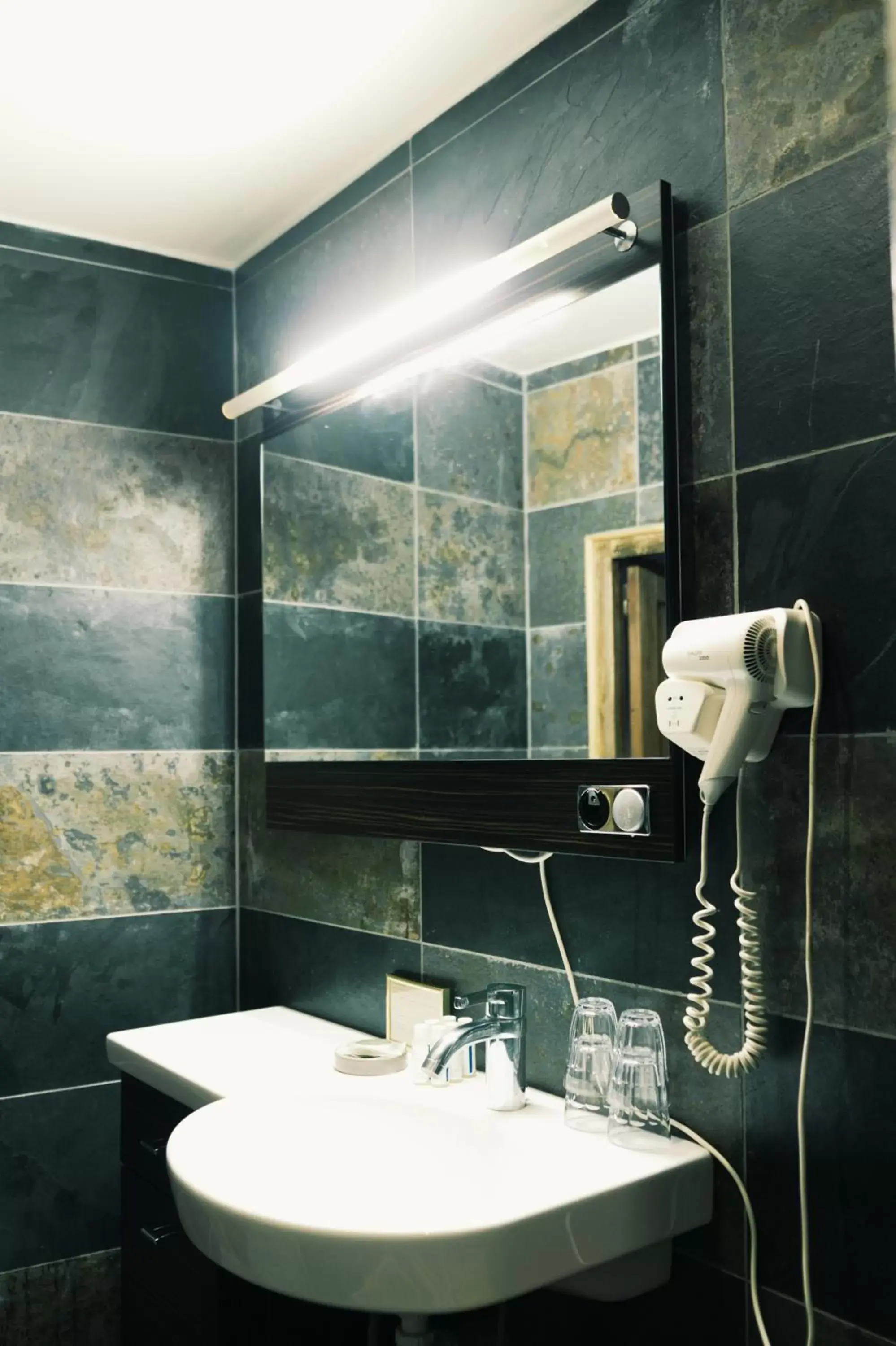 Bathroom in Hôtel la Fête en Provence