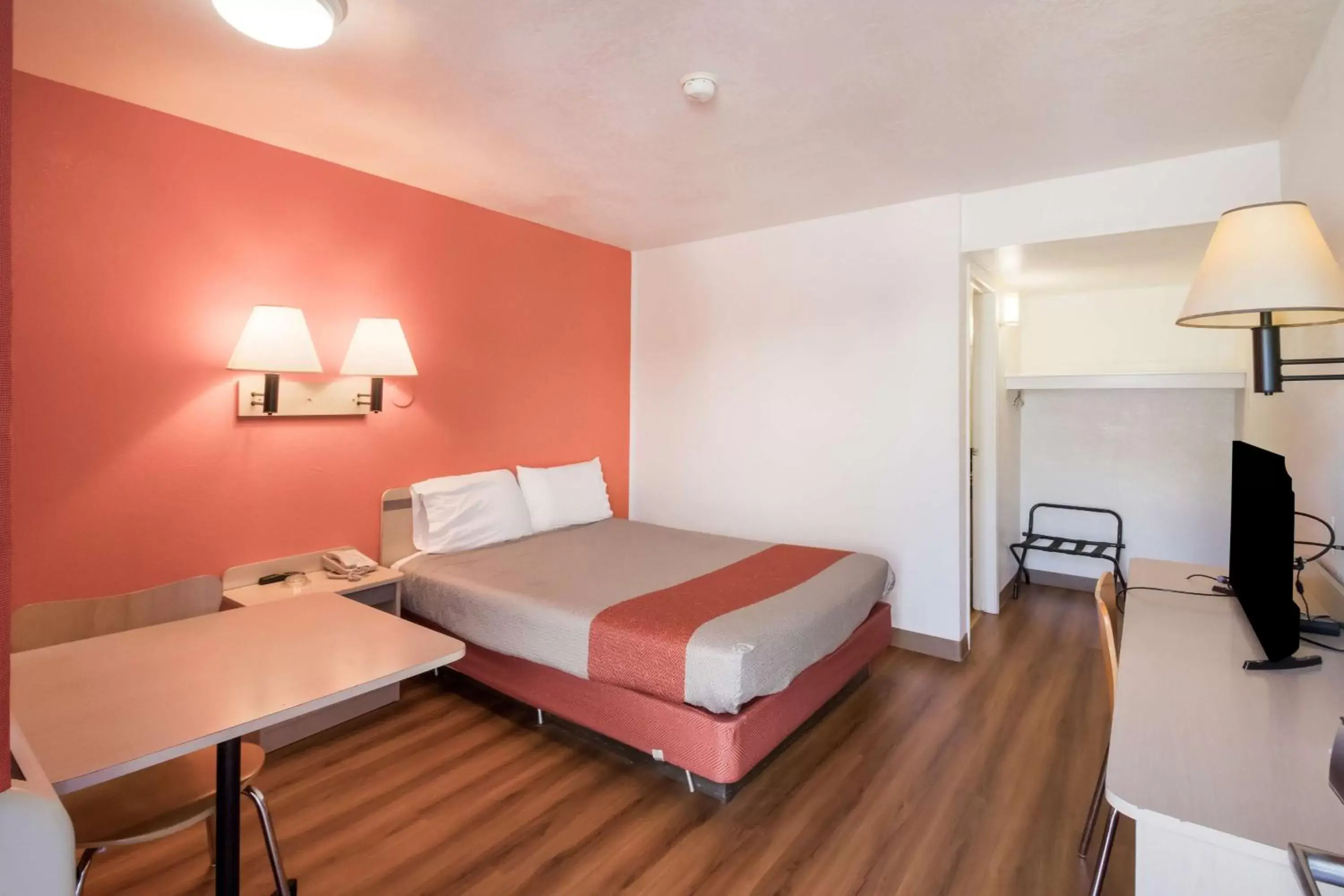 Queen Room - single occupancy - Disability Access - Roll in Shower in Motel 6-Moses Lake, WA Queen Room - single occupancy - Disability Access - Roll in Shower in Motel 6-Moses Lake, WA