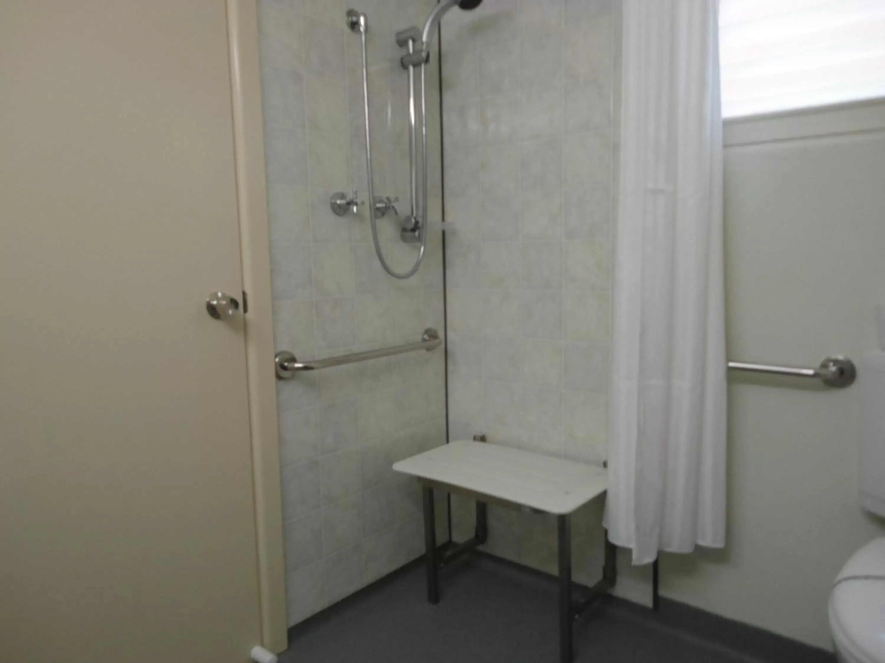 Shower, Bathroom in Cobb Inlander Motel