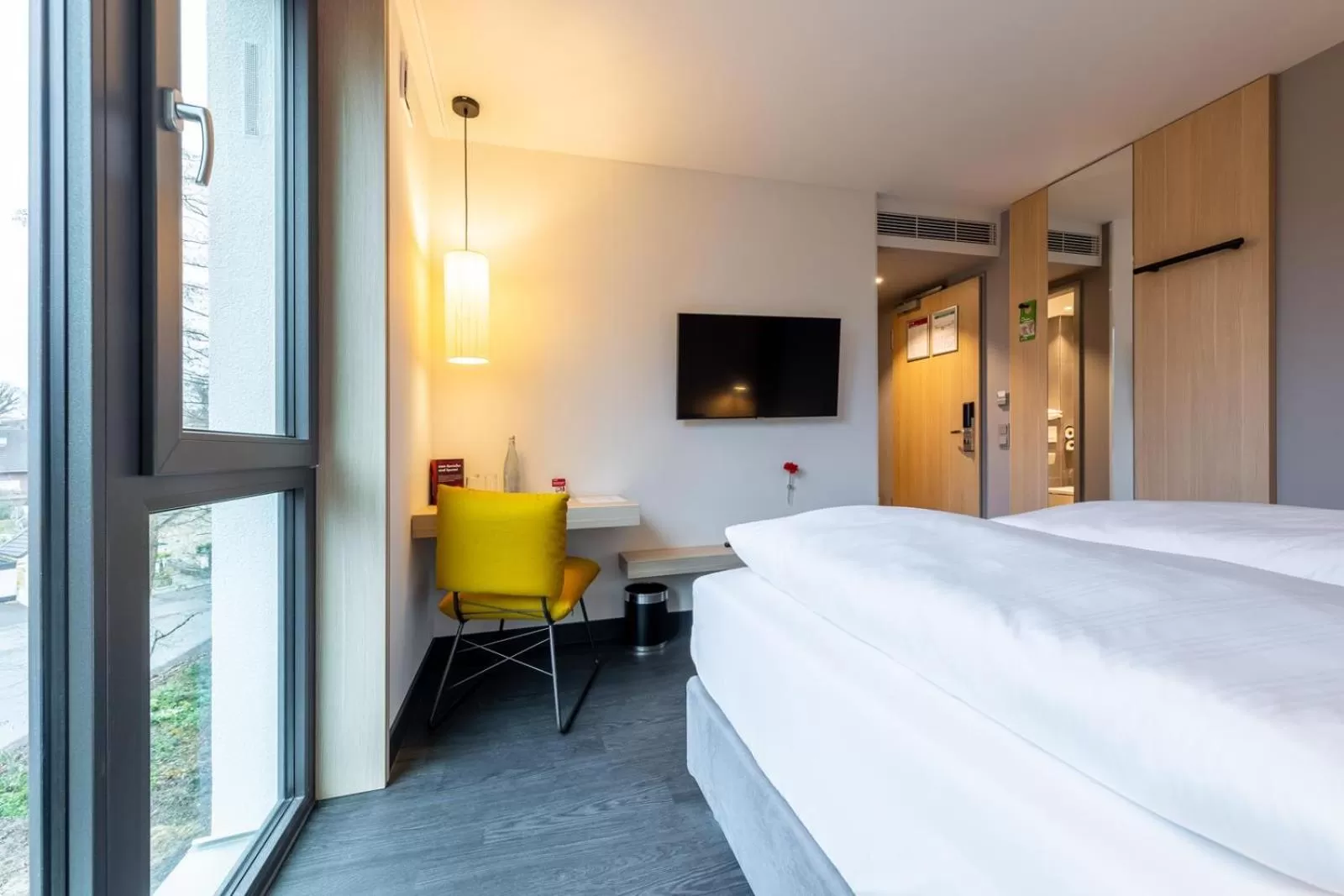 Photo of the whole room, Bed in Serways Hotel Hösel