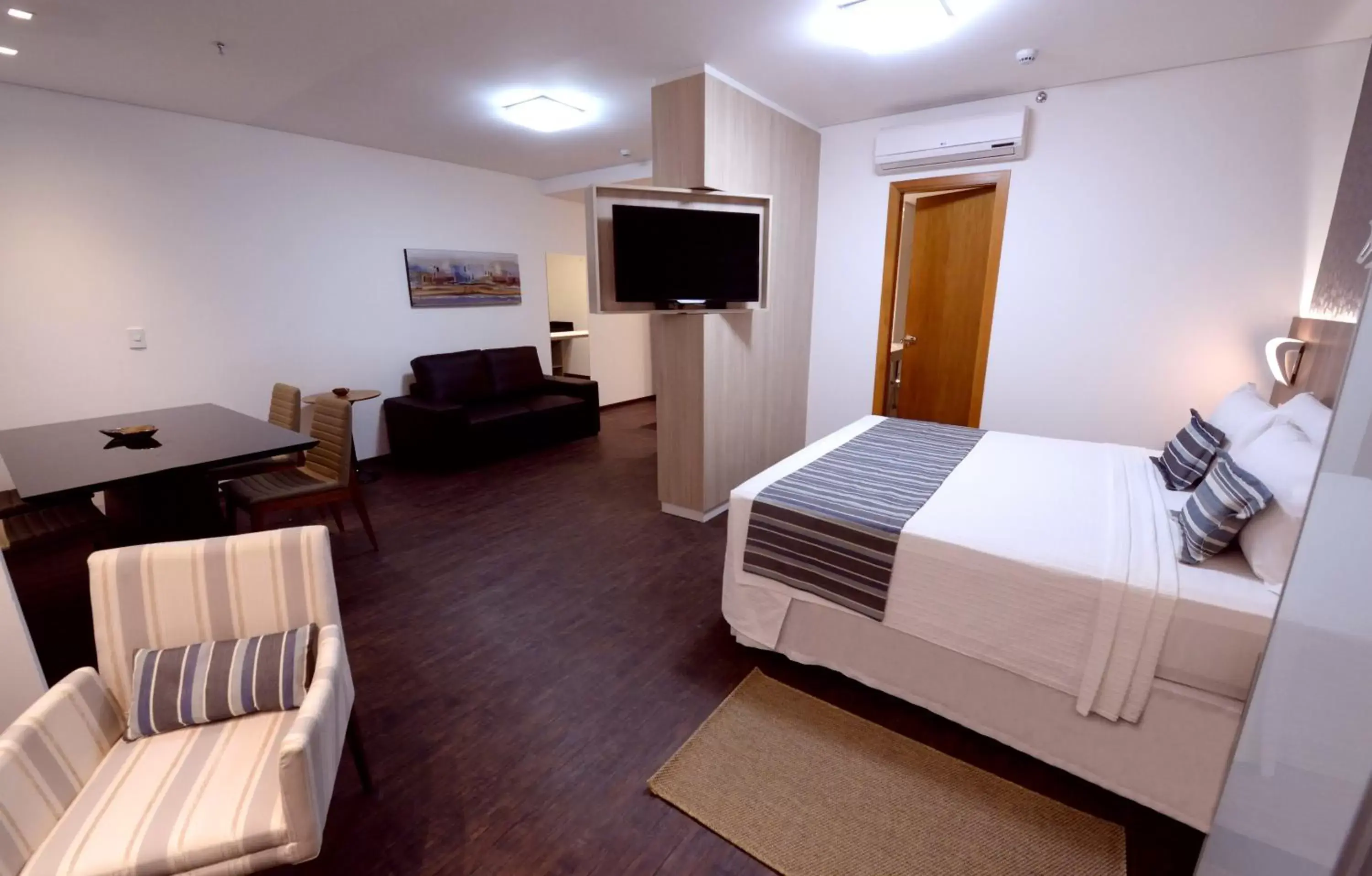 Bedroom, TV/Entertainment Center in Allia Gran Pampulha Suites