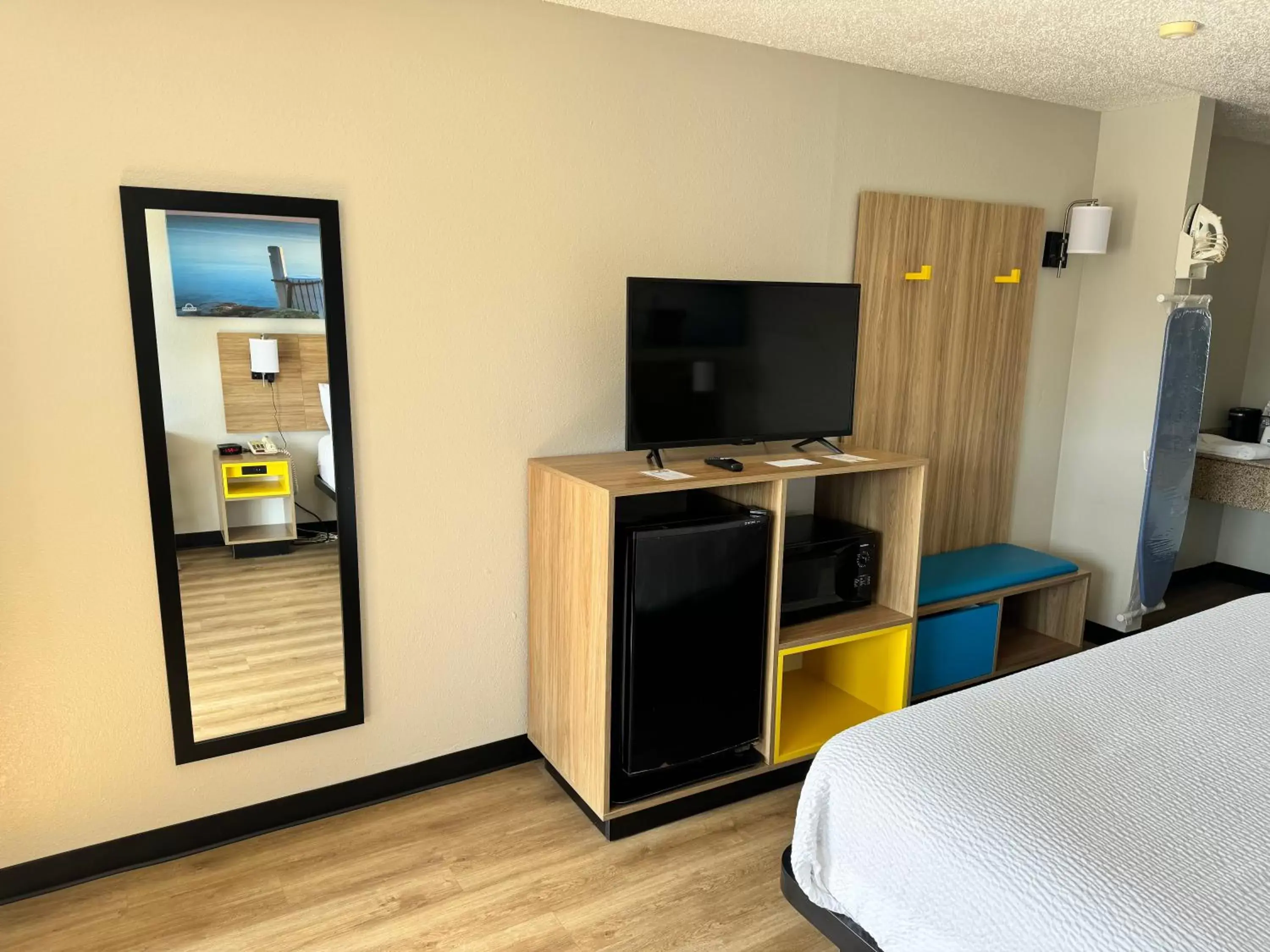 TV and multimedia, TV/Entertainment Center in Days Inn by Wyndham Cloverdale Greencastle