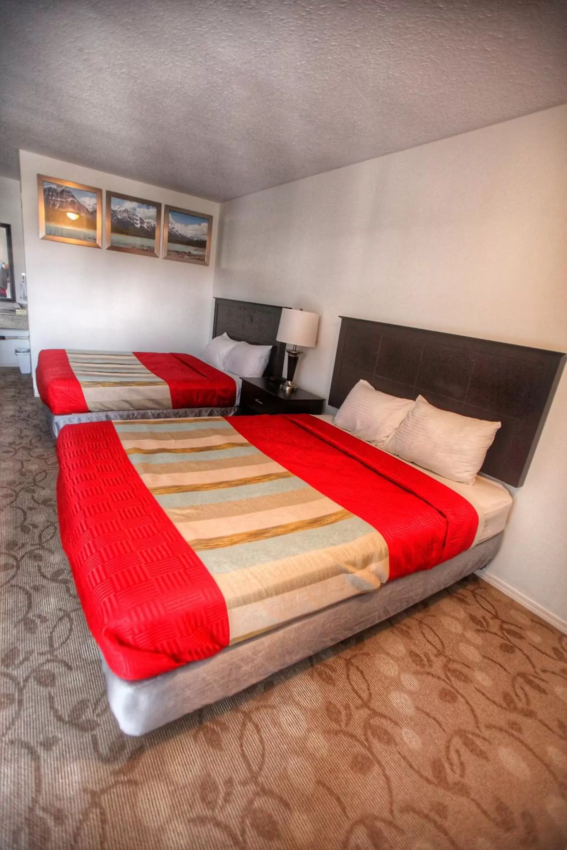 Bed in Best Budget Inn & Suites Kamloops