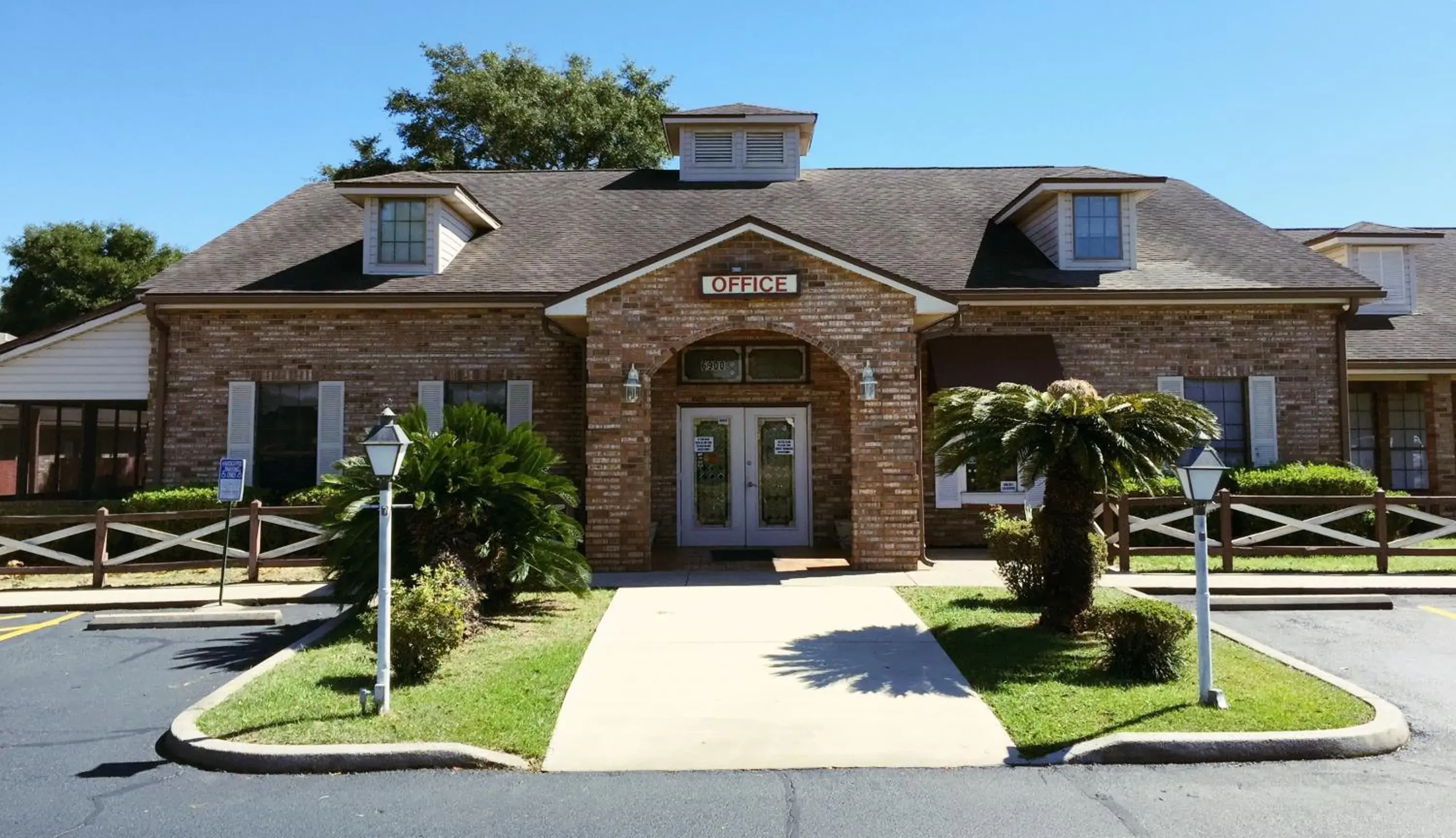 Property building in HOTEL DEL SOL - Pensacola Property building in HOTEL DEL SOL - Pensacola