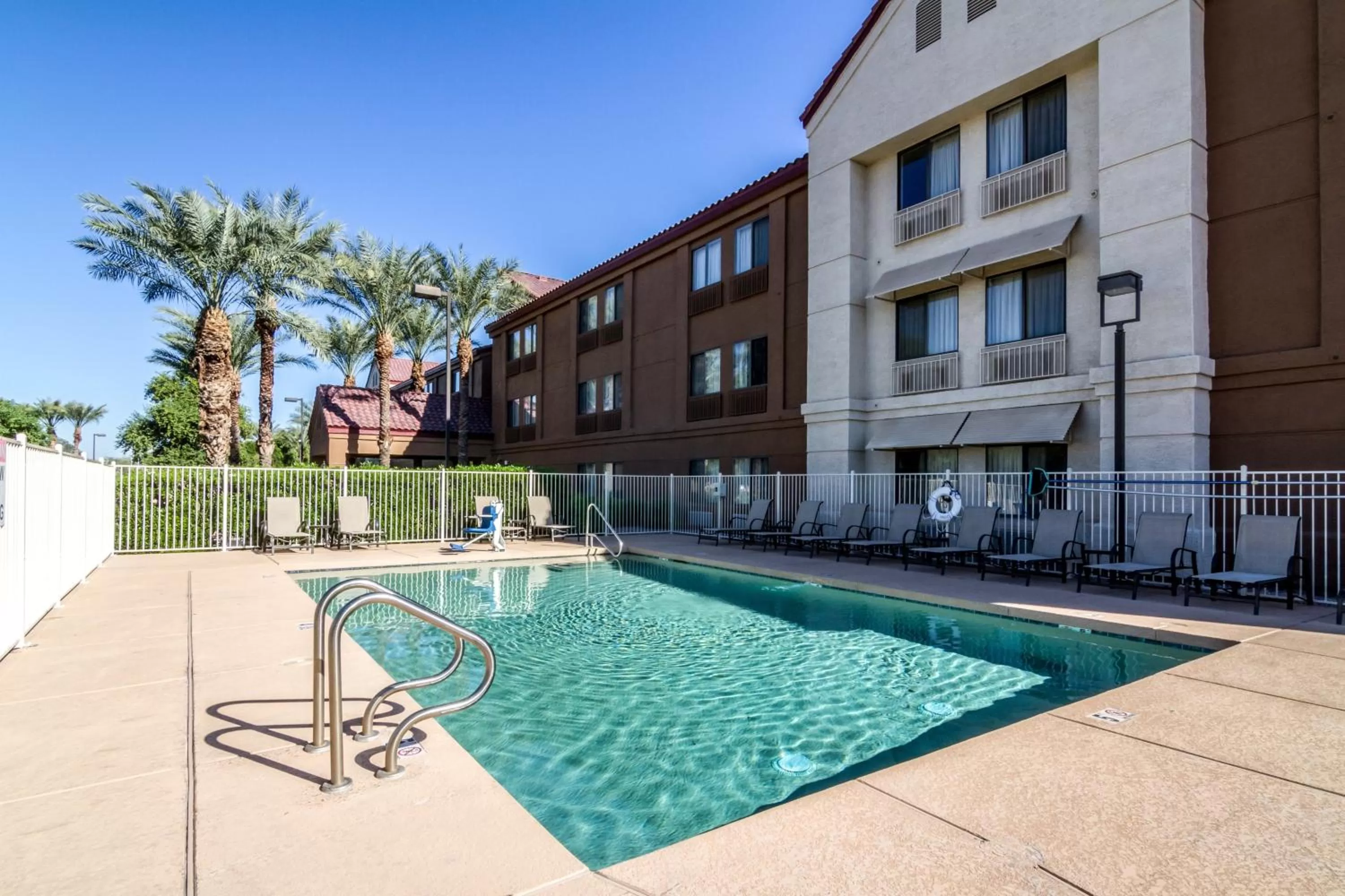 Swimming pool in Red Roof Inn PLUS+ Tempe - Phoenix Airport