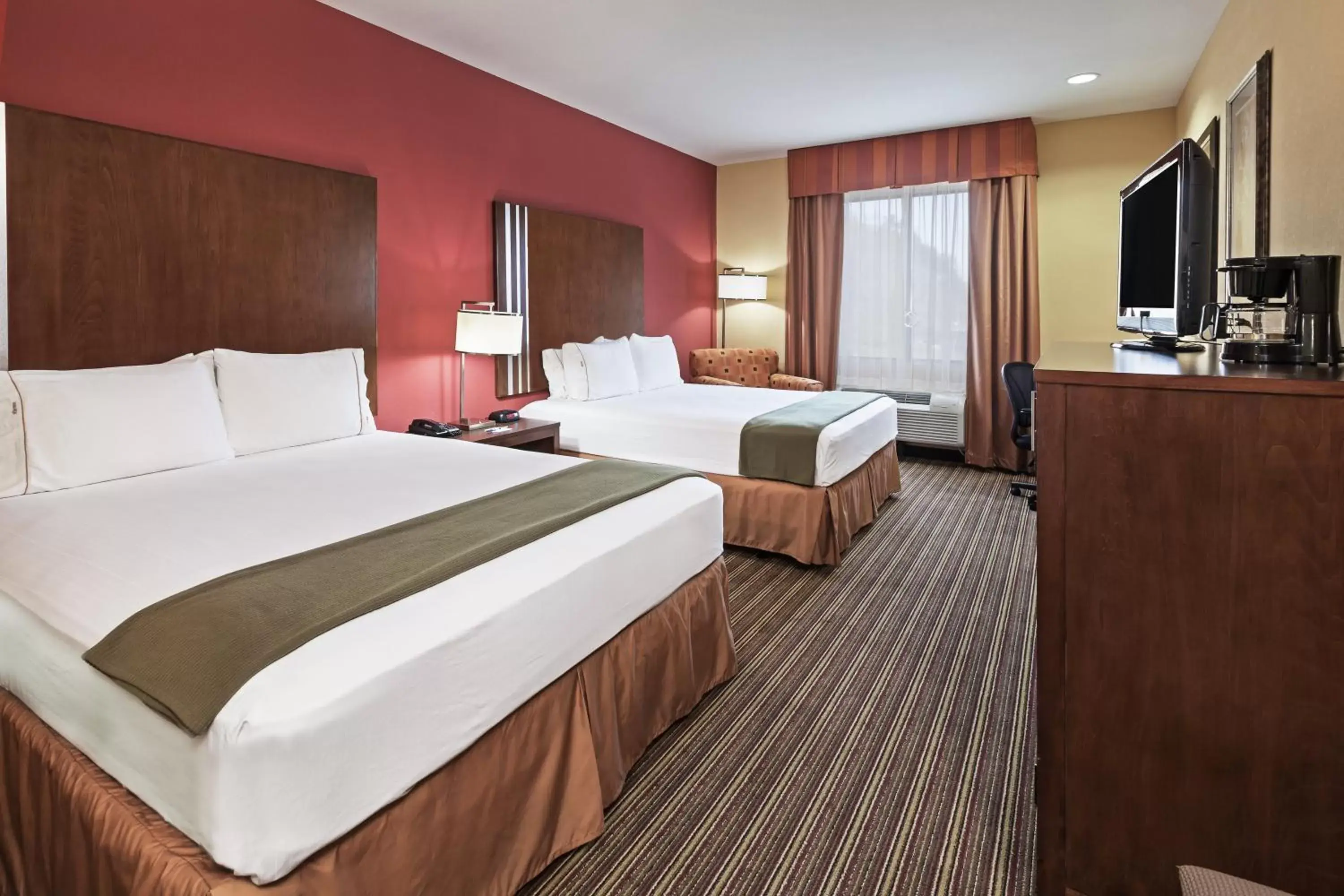 Photo of the whole room, Bed in Holiday Inn Express & Suites Cleveland, an IHG Hotel