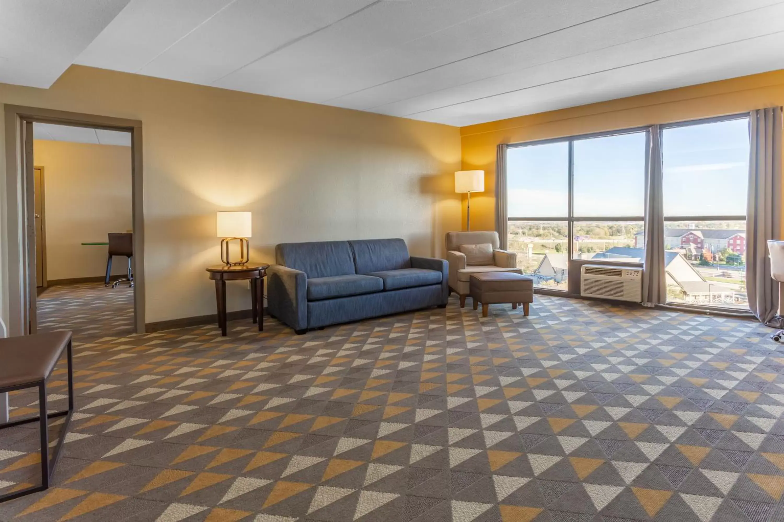 Natural landscape, Seating Area in Holiday Inn Rockford, an IHG Hotel