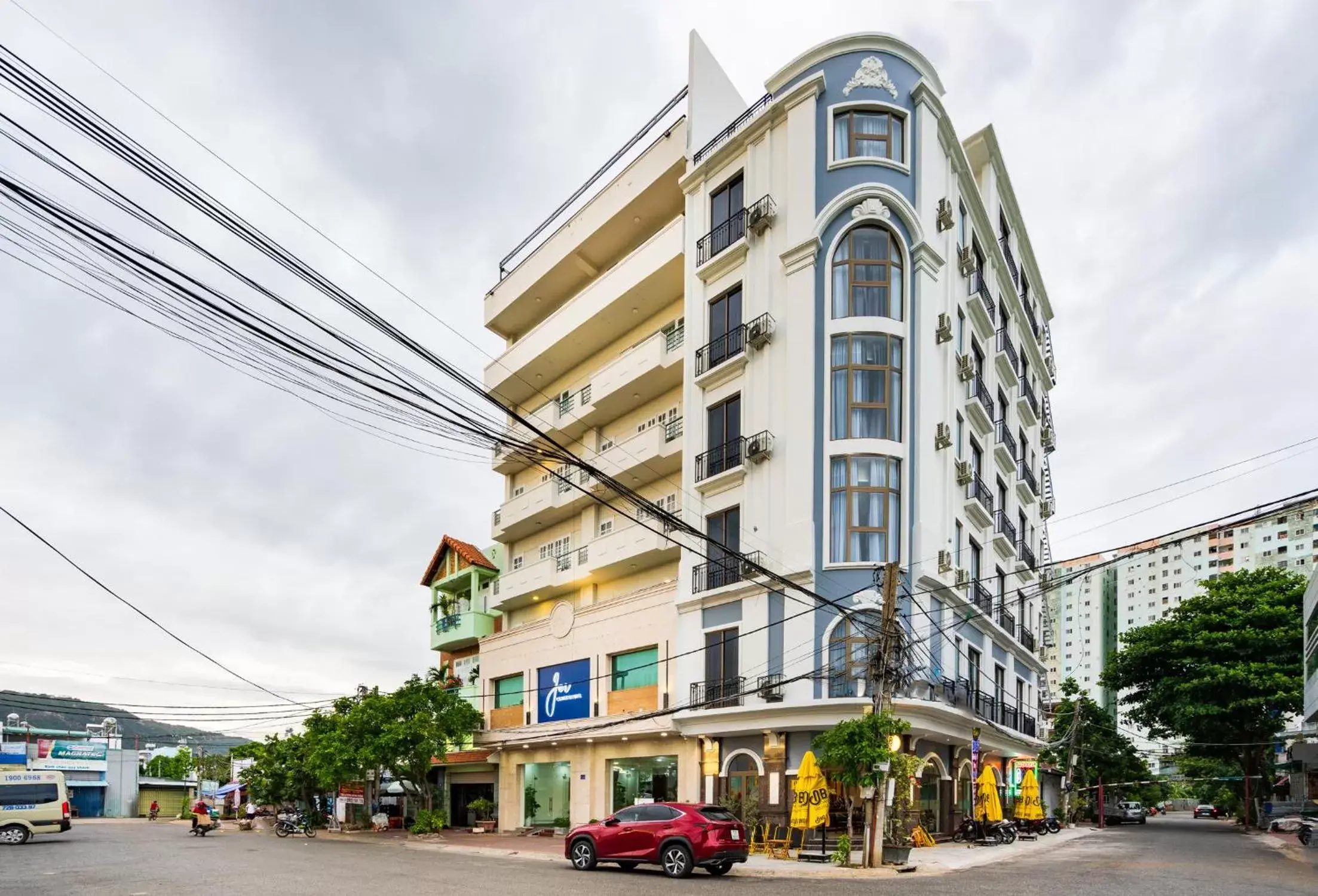 Property Building in Central Hotel by Joi Hospitality Property Building in Central Hotel by Joi Hospitality