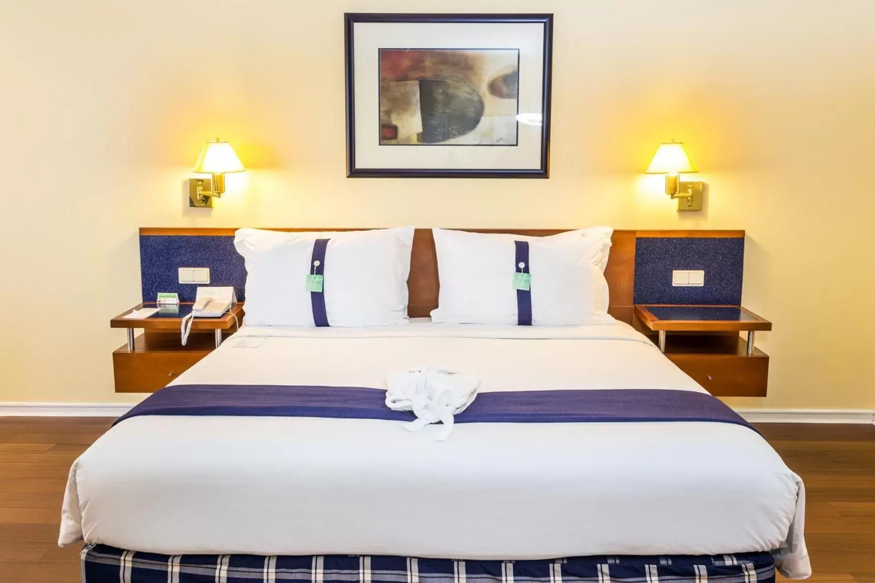 Bedroom, Bed in Holiday Inn Lisbon, an IHG Hotel