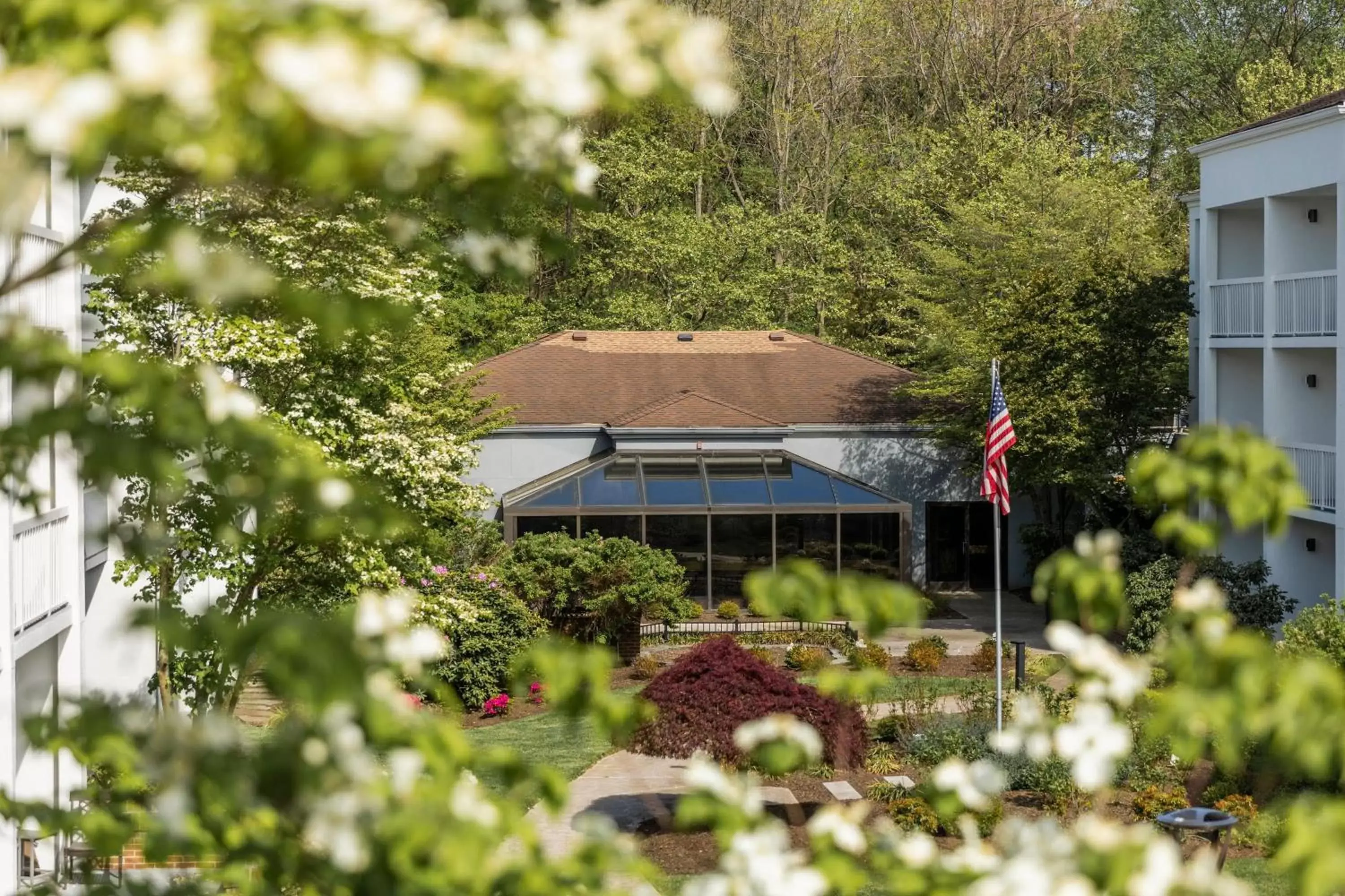 Property Building in Courtyard by Marriott Lincroft Red Bank