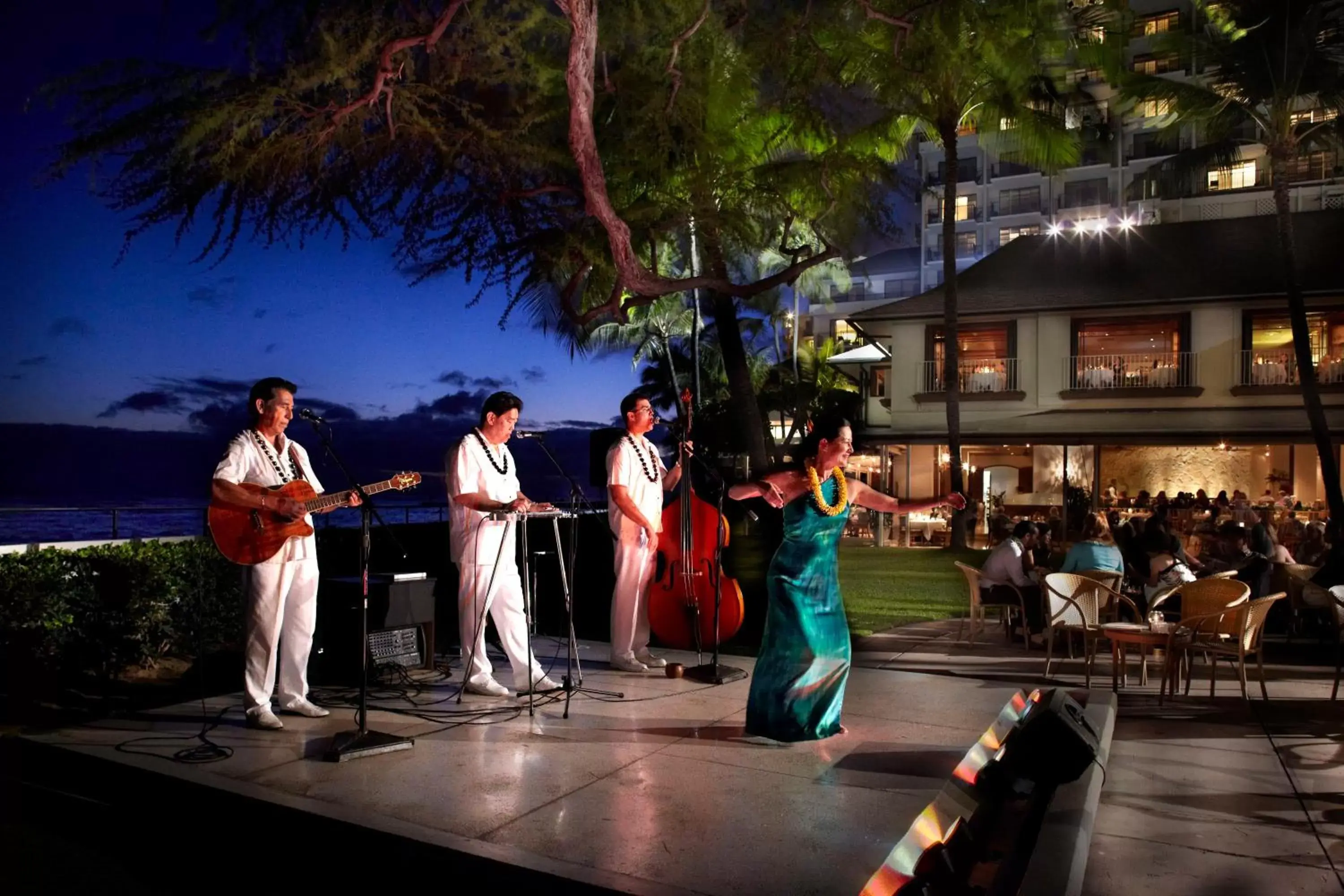 Evening entertainment in Halekulani