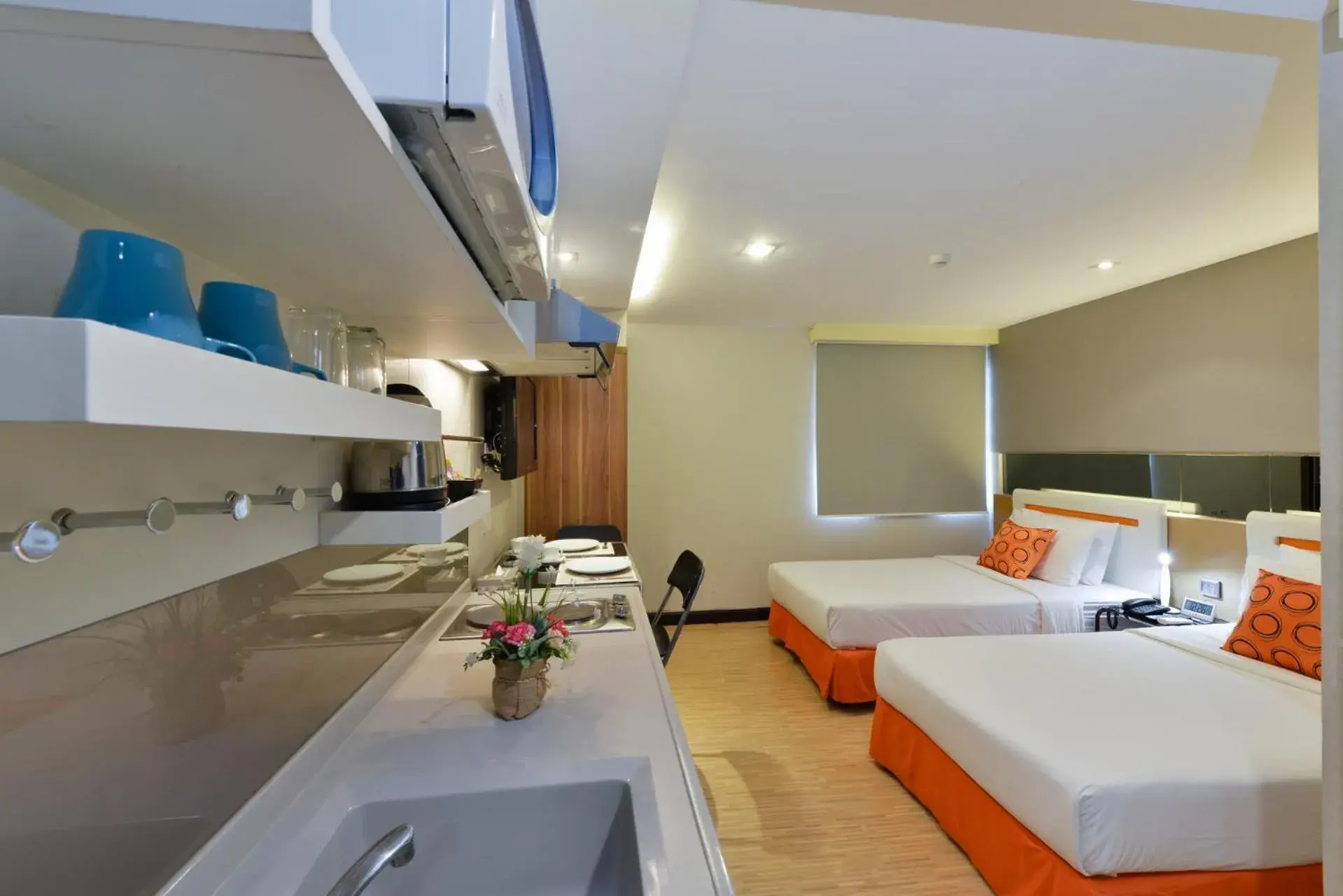 Bedroom, Kitchen/Kitchenette in Arawana Express Phromphong