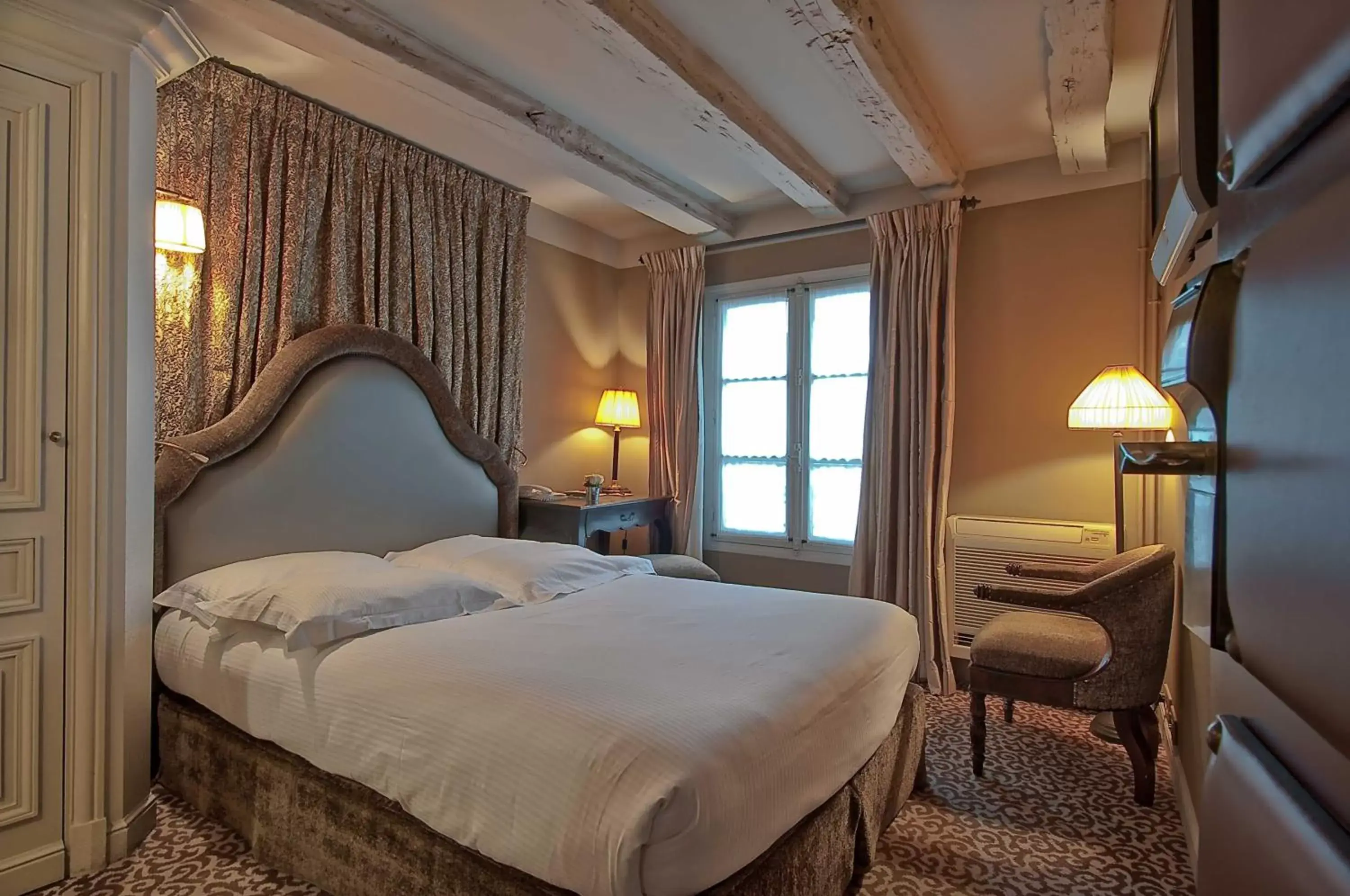 Bed in Hotel Odeon Saint Germain