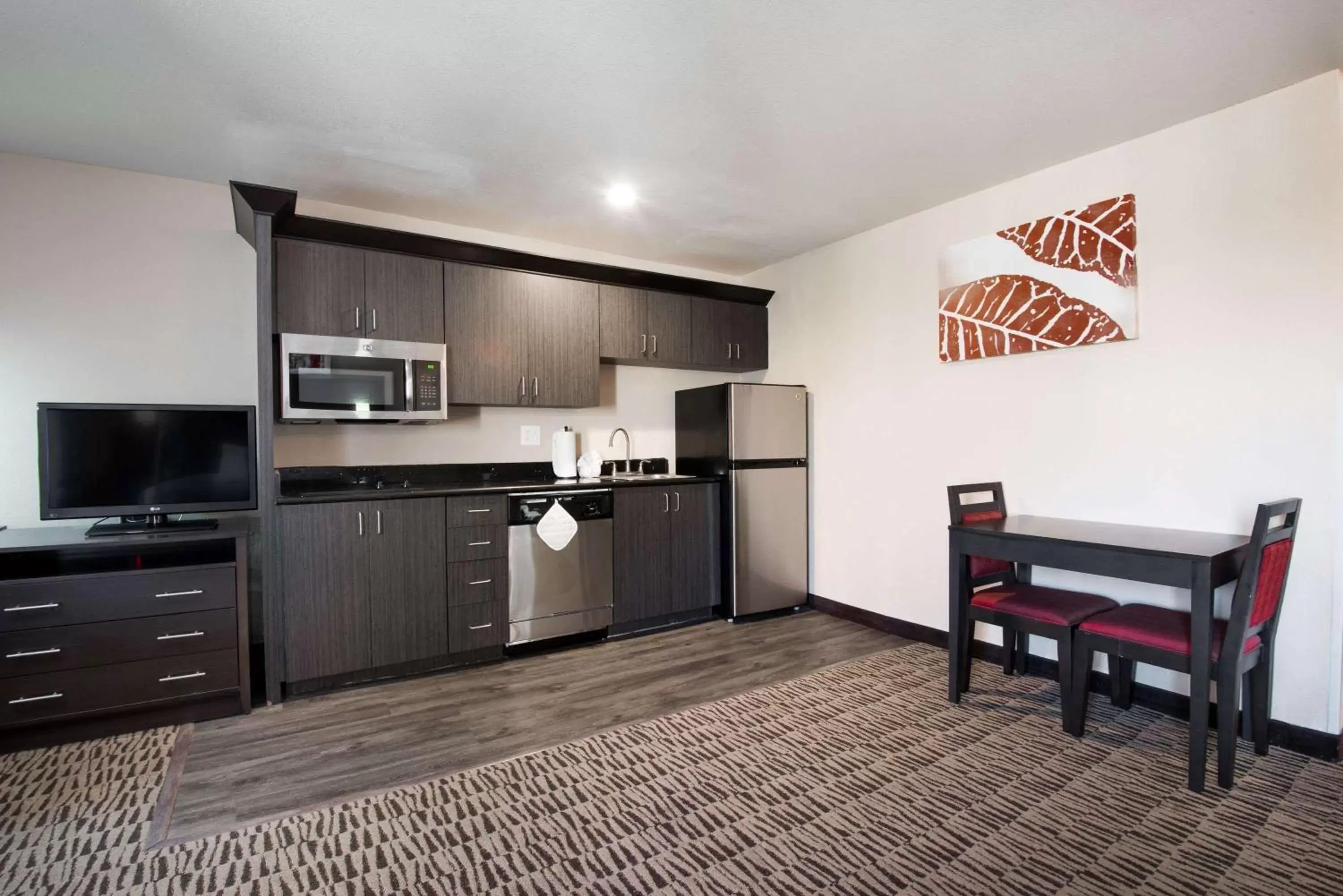 Photo of the whole room, Kitchen/Kitchenette in Hawthorn Suites Las Vegas