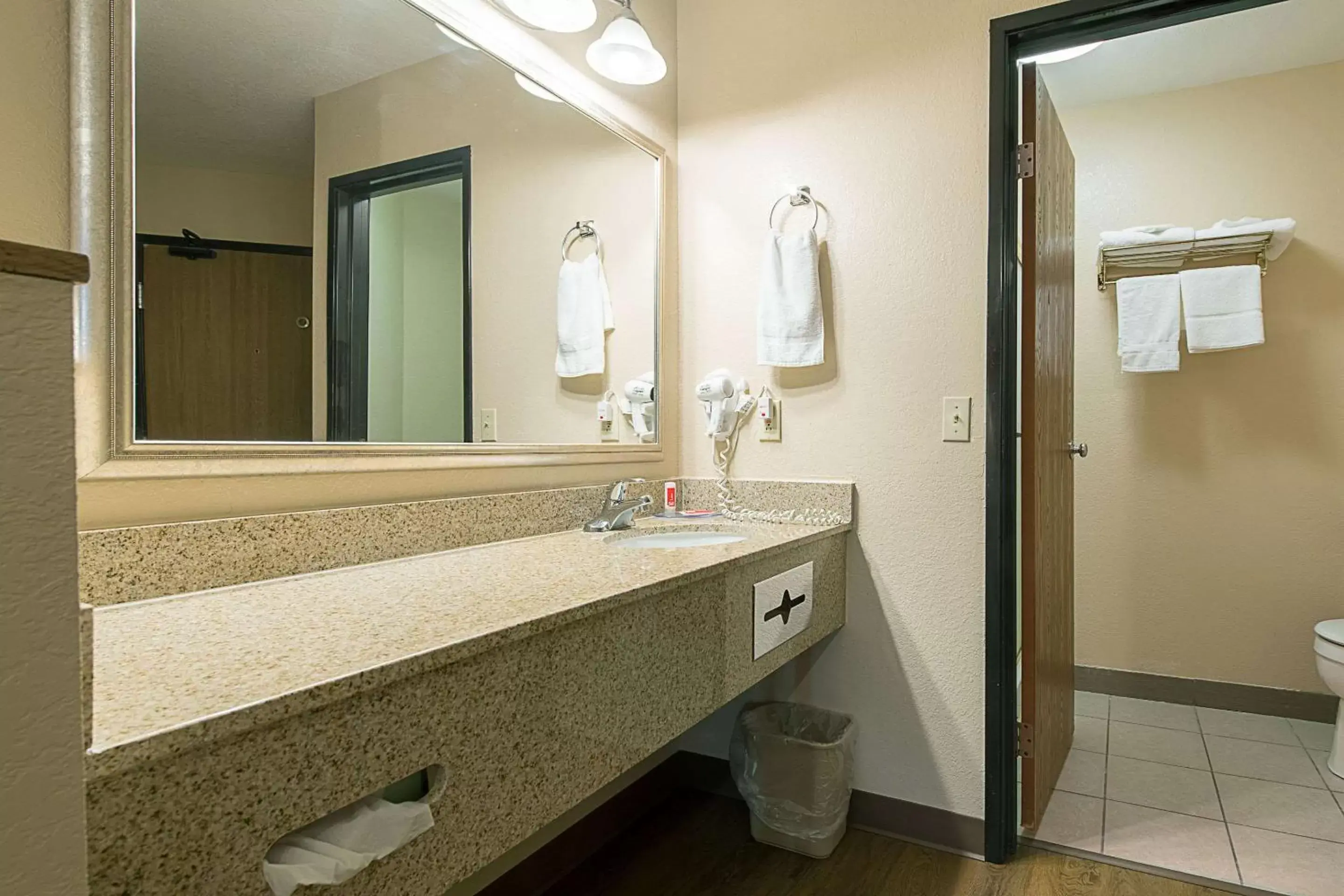 Photo of the whole room, Bathroom in Econo Lodge Buckley