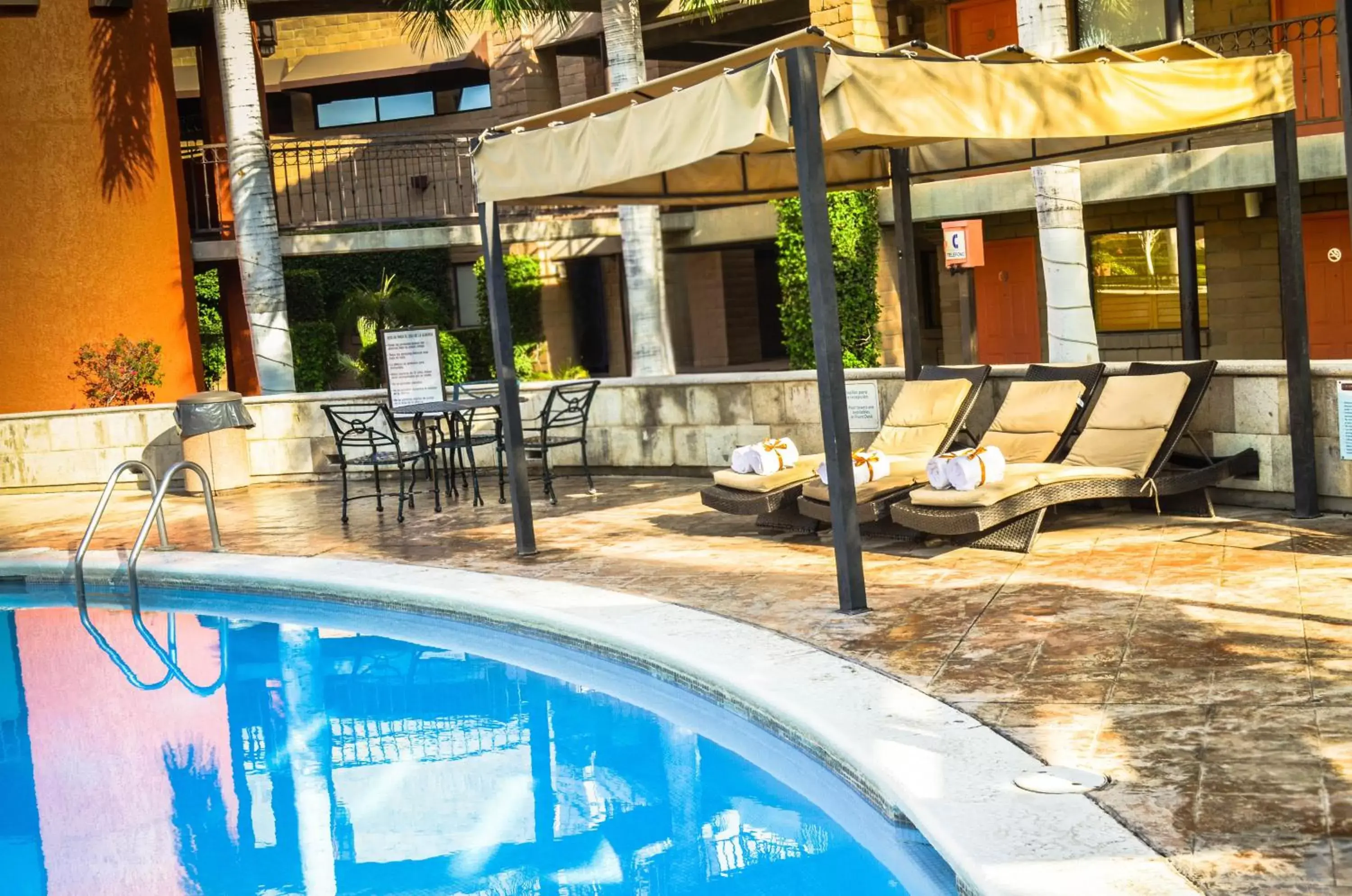 Swimming Pool in Hotel Colonial Hermosillo