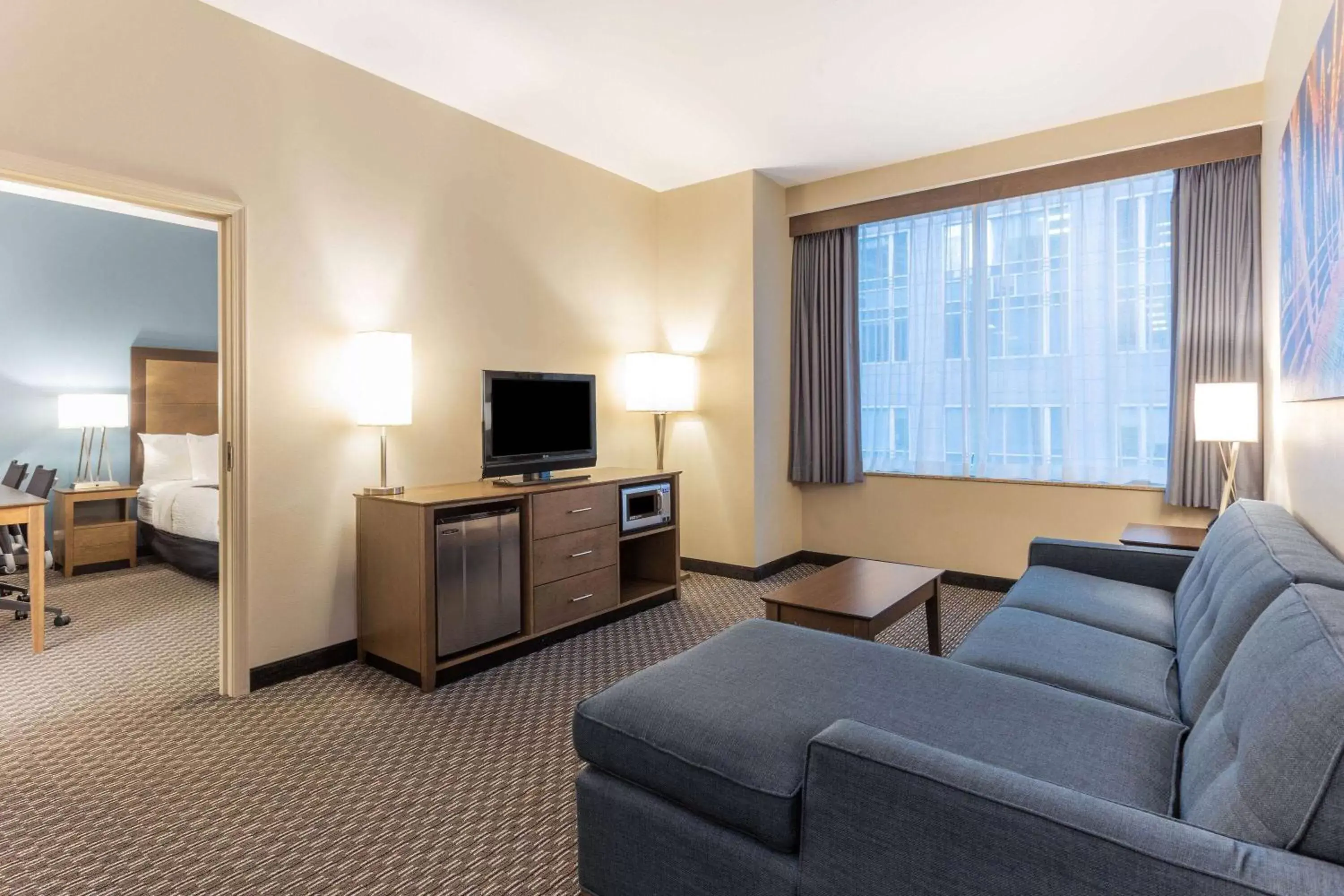 Bed, Seating Area in La Quinta by Wyndham Chicago Downtown