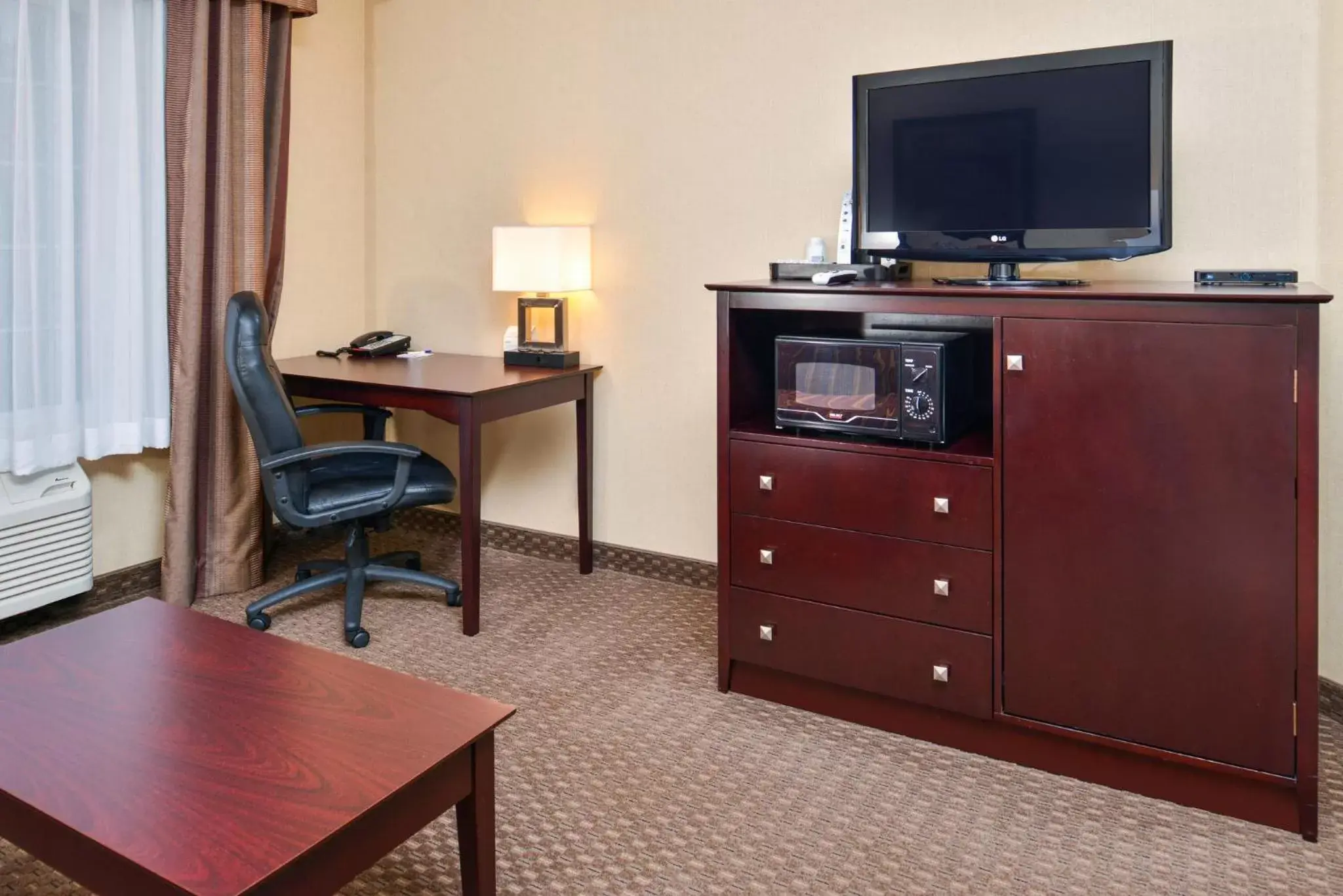 Photo of the whole room, TV/Entertainment Center in Holiday Inn Express Hotel & Suites Portland - Jantzen Beach, an IHG Hotel