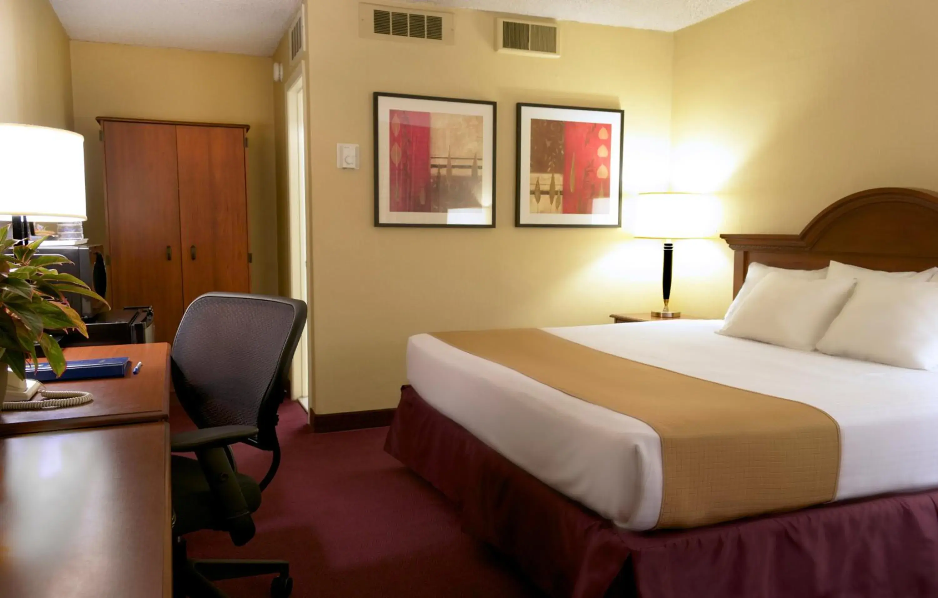 Photo of the whole room, Bed in West Gate Inn Nyack Photo of the whole room, Bed in West Gate Inn Nyack