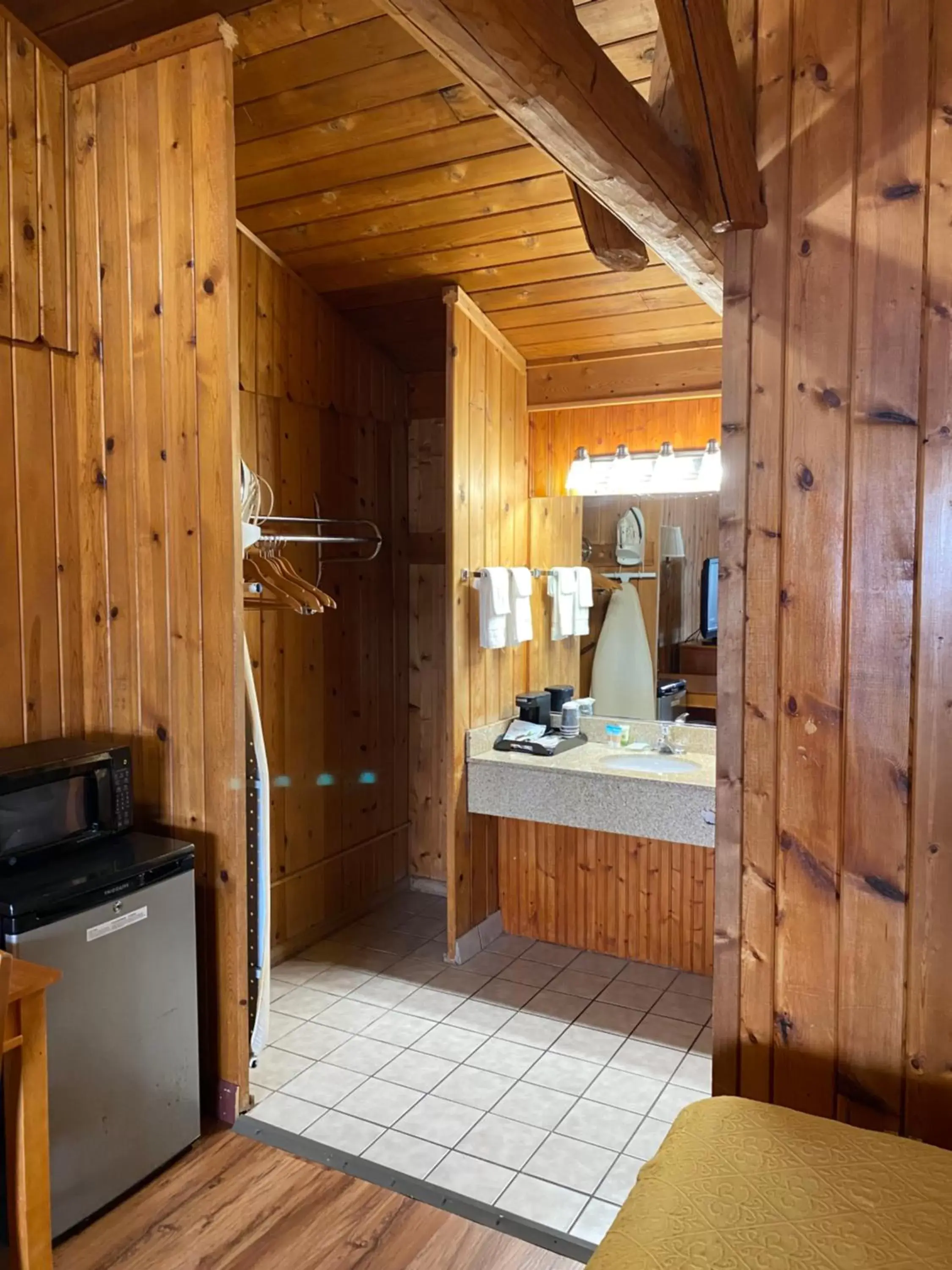 minibar, Kitchen/Kitchenette in Atlantic Shores Inn and Suites