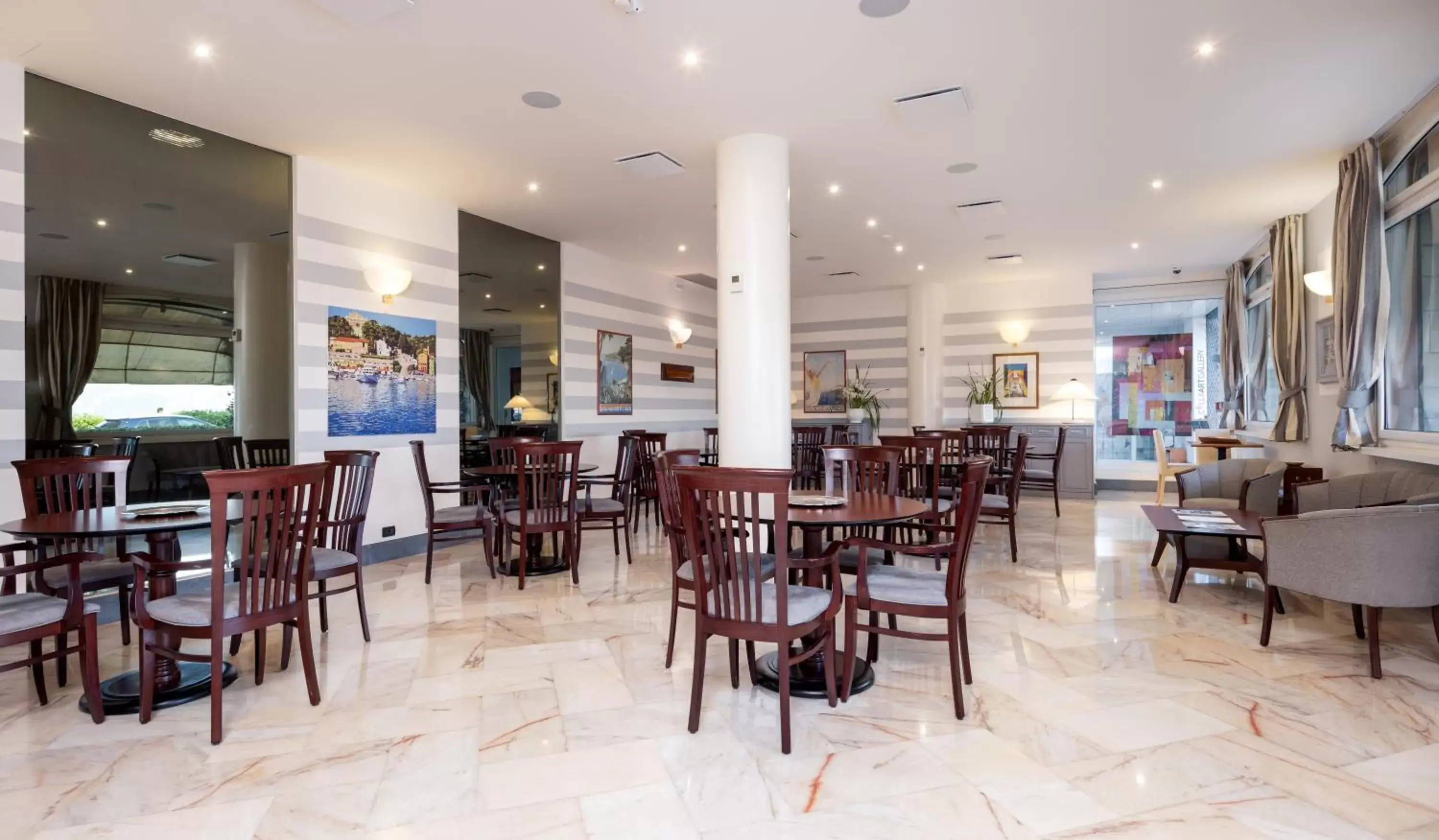 Seating area, Restaurant/Places to Eat in Hotel Laurin