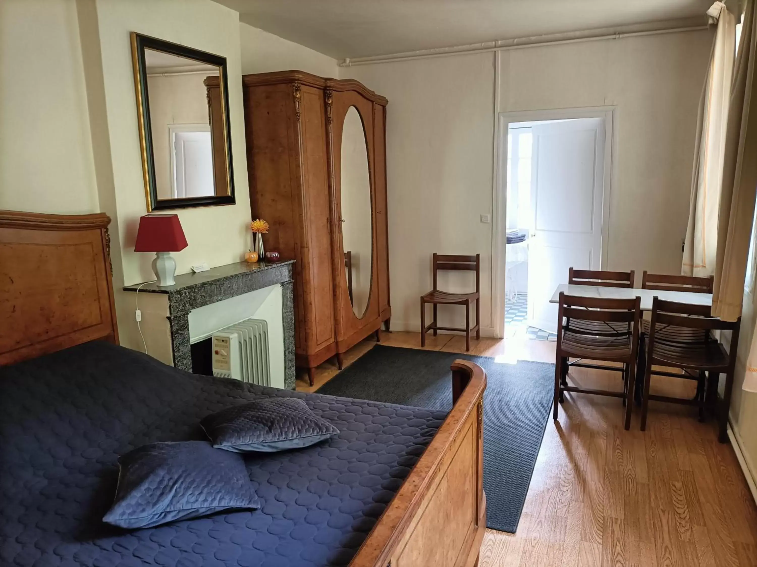 Photo of the whole room, Seating Area in VILLA ESPERANZA Suite de 2 à 4 personnes proche Zoo de Beauval et châteaux de La Loire