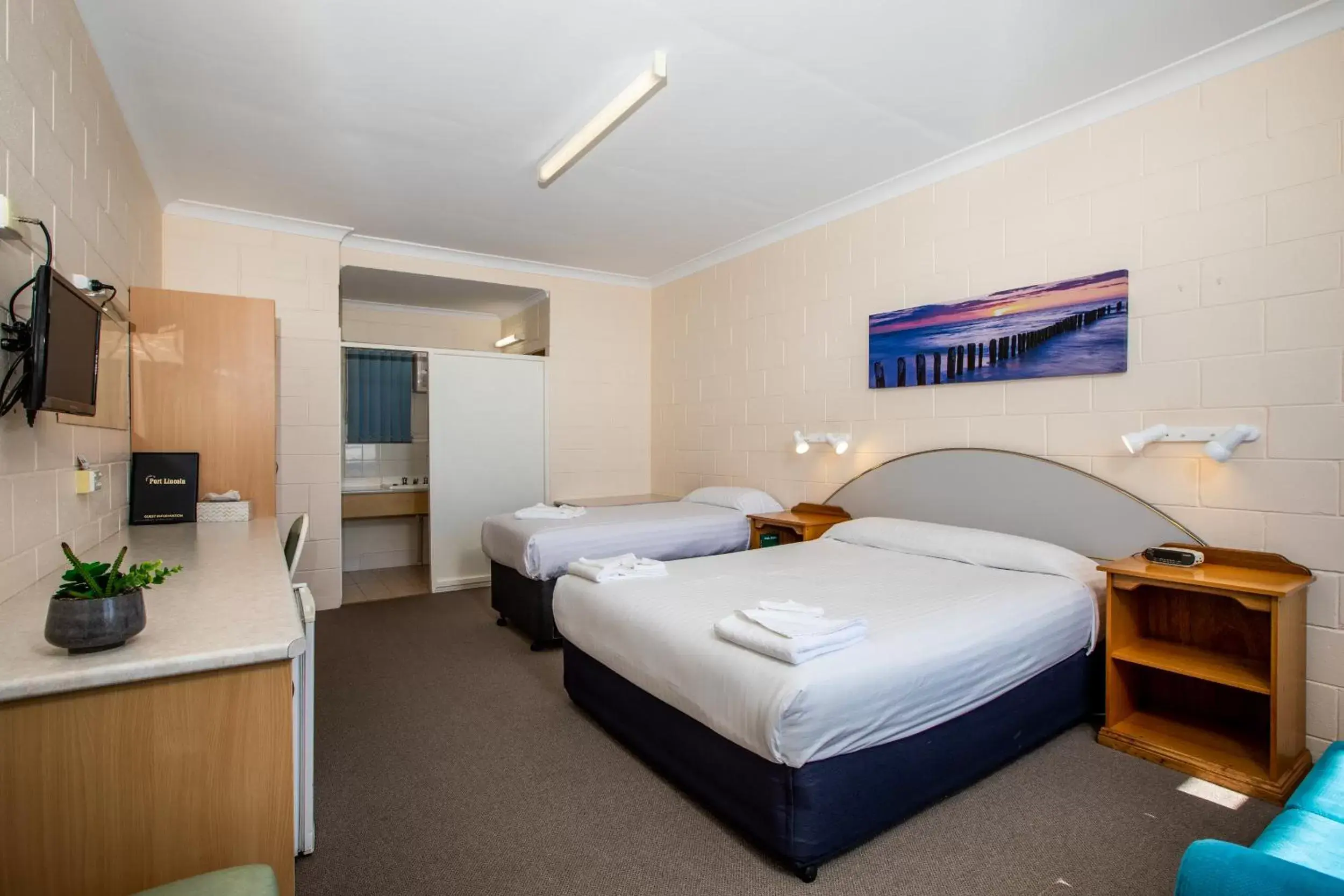 Photo of the whole room, Bed in Blue Seas Motel