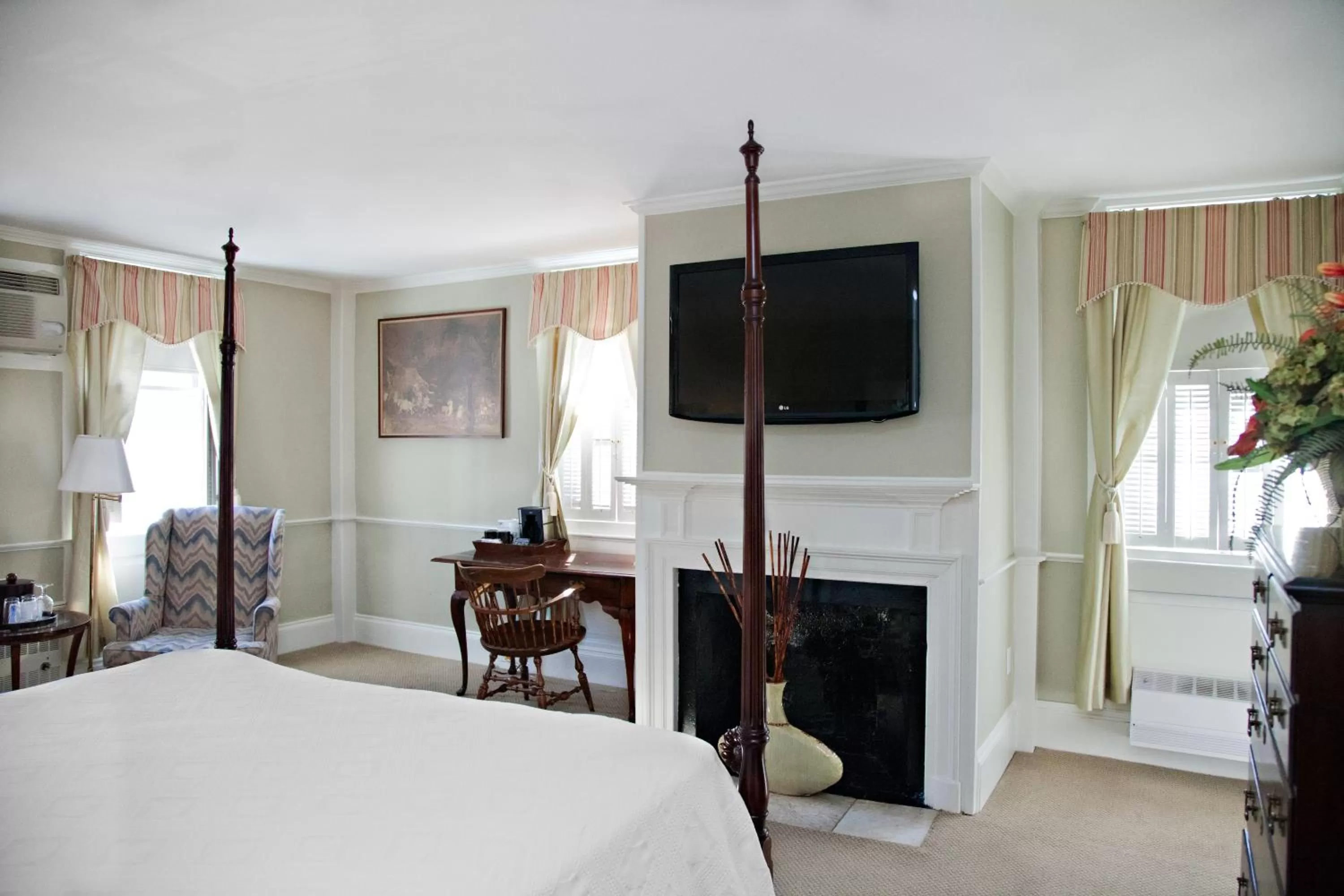 TV and multimedia, Bed in Concord's Colonial Inn