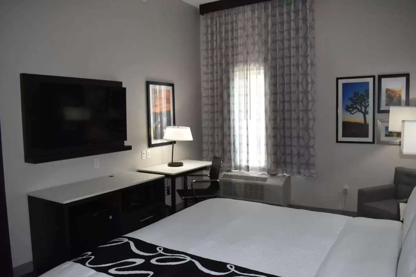 TV and multimedia, Bed in La Quinta Inn & Suites by Wyndham San Bernardino