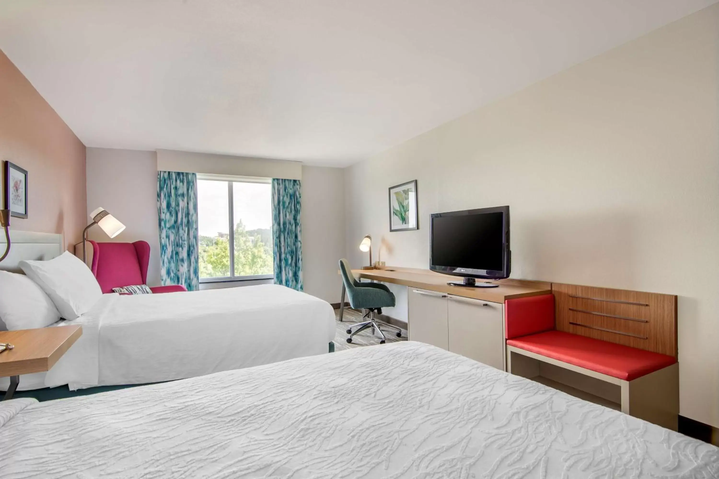 Bedroom, TV/Entertainment Center in Hilton Garden Inn Atlanta Northeast/Gwinnett Sugarloaf