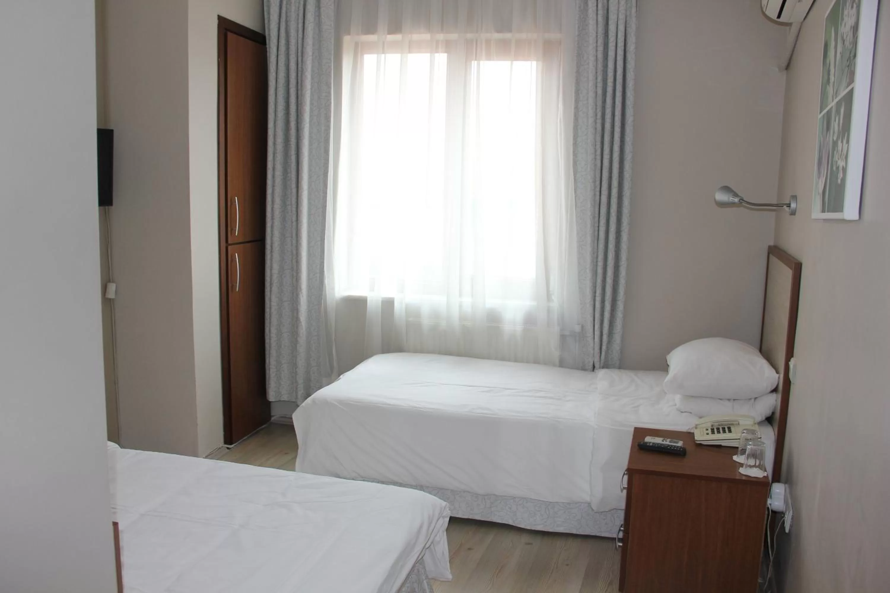 Photo of the whole room, Bed in Hotel Crowded House