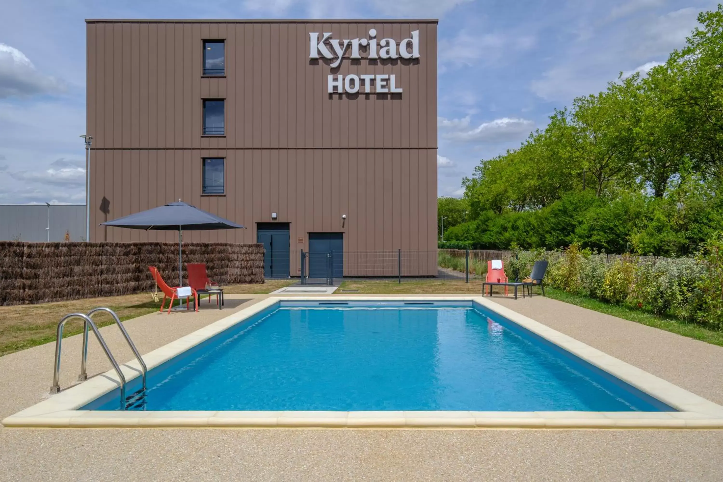 Swimming pool, Property Building in KYRIAD Tours Sud - Ballan Mire
