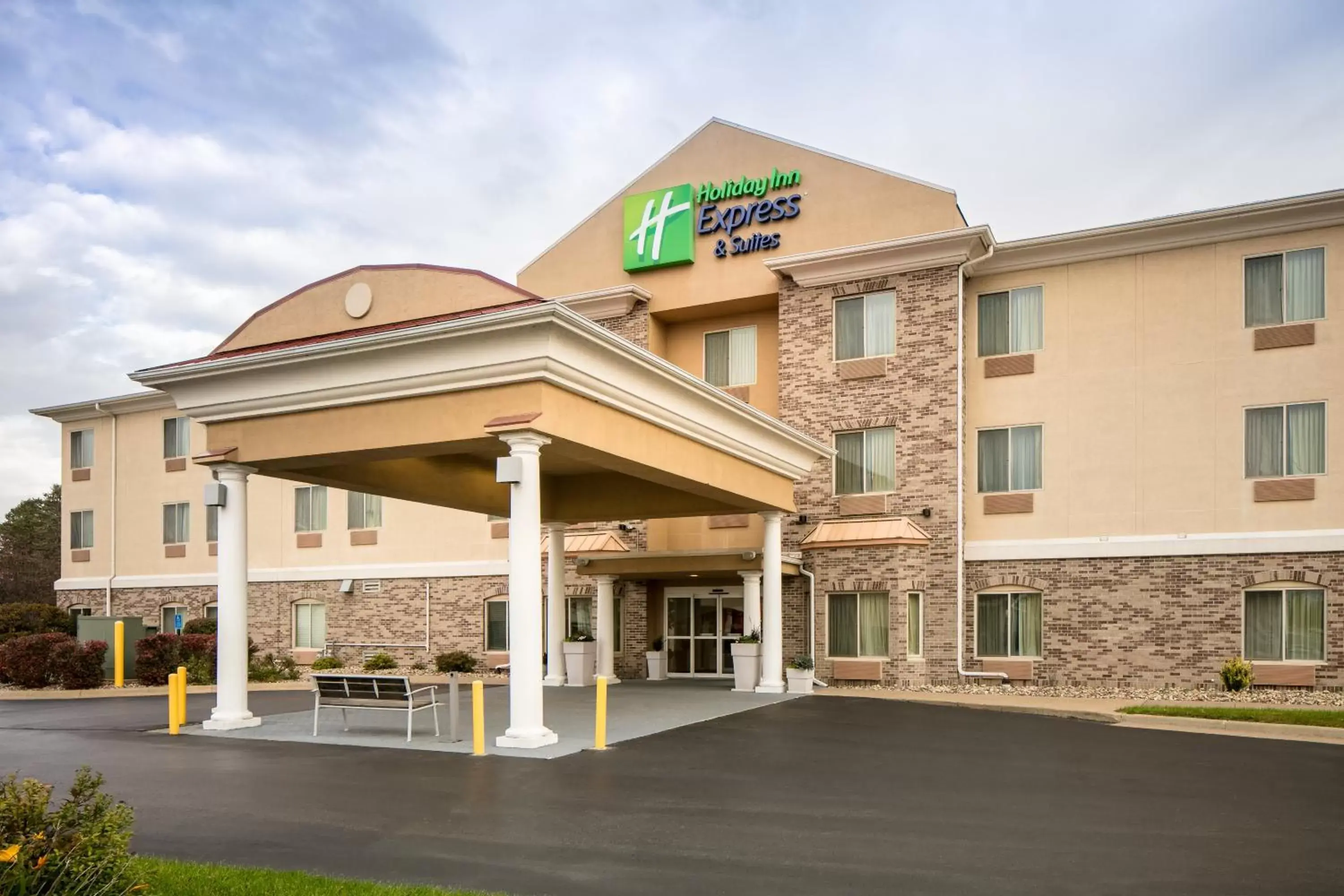 Property Building in Holiday Inn Express & Suites Clinton, an IHG Hotel