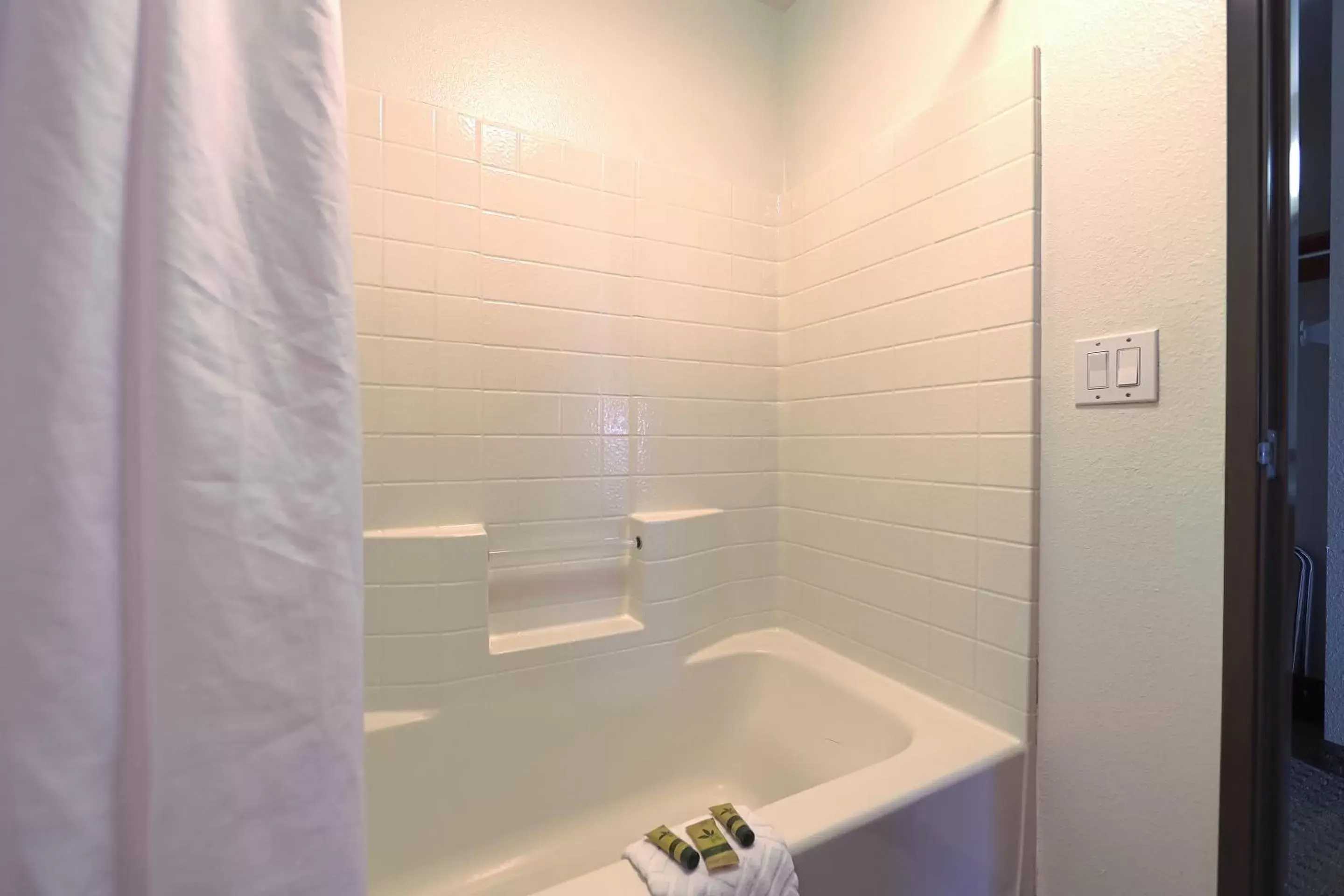 Bathroom in Siletz Bay Beachfront Hotel by OYO Lincoln City