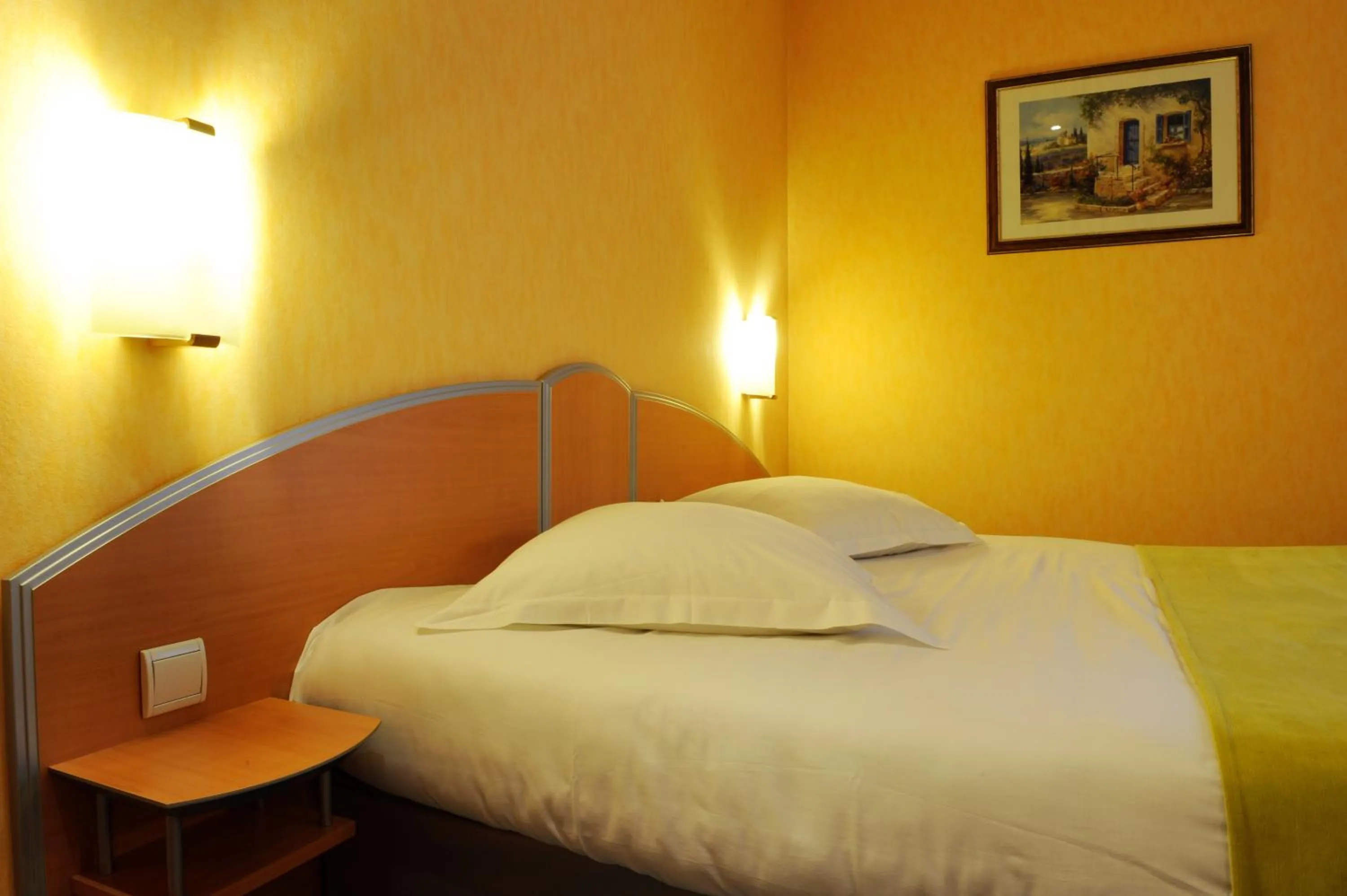 Bed in Comfort Hotel Saintes