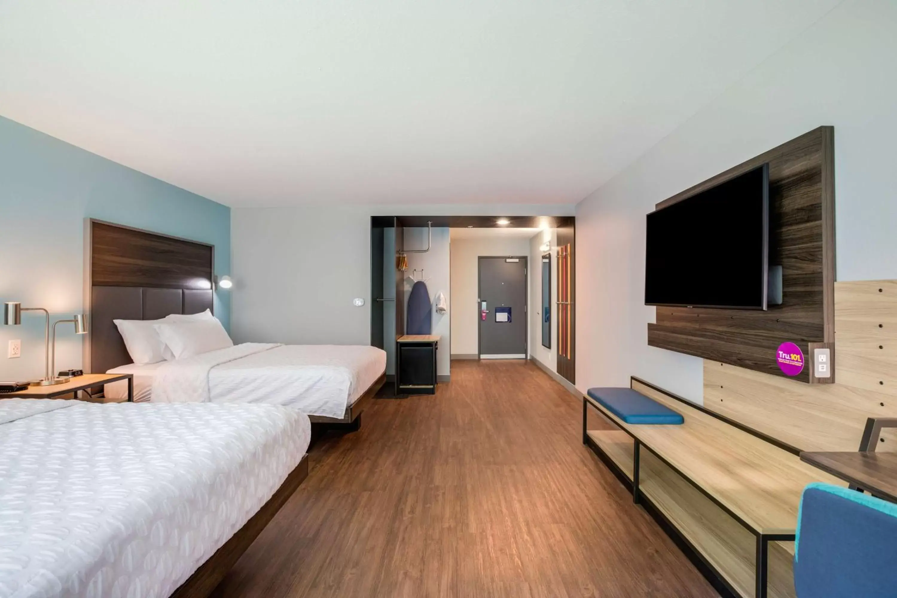 Bedroom, TV/Entertainment Center in Tru By Hilton Saint Joseph