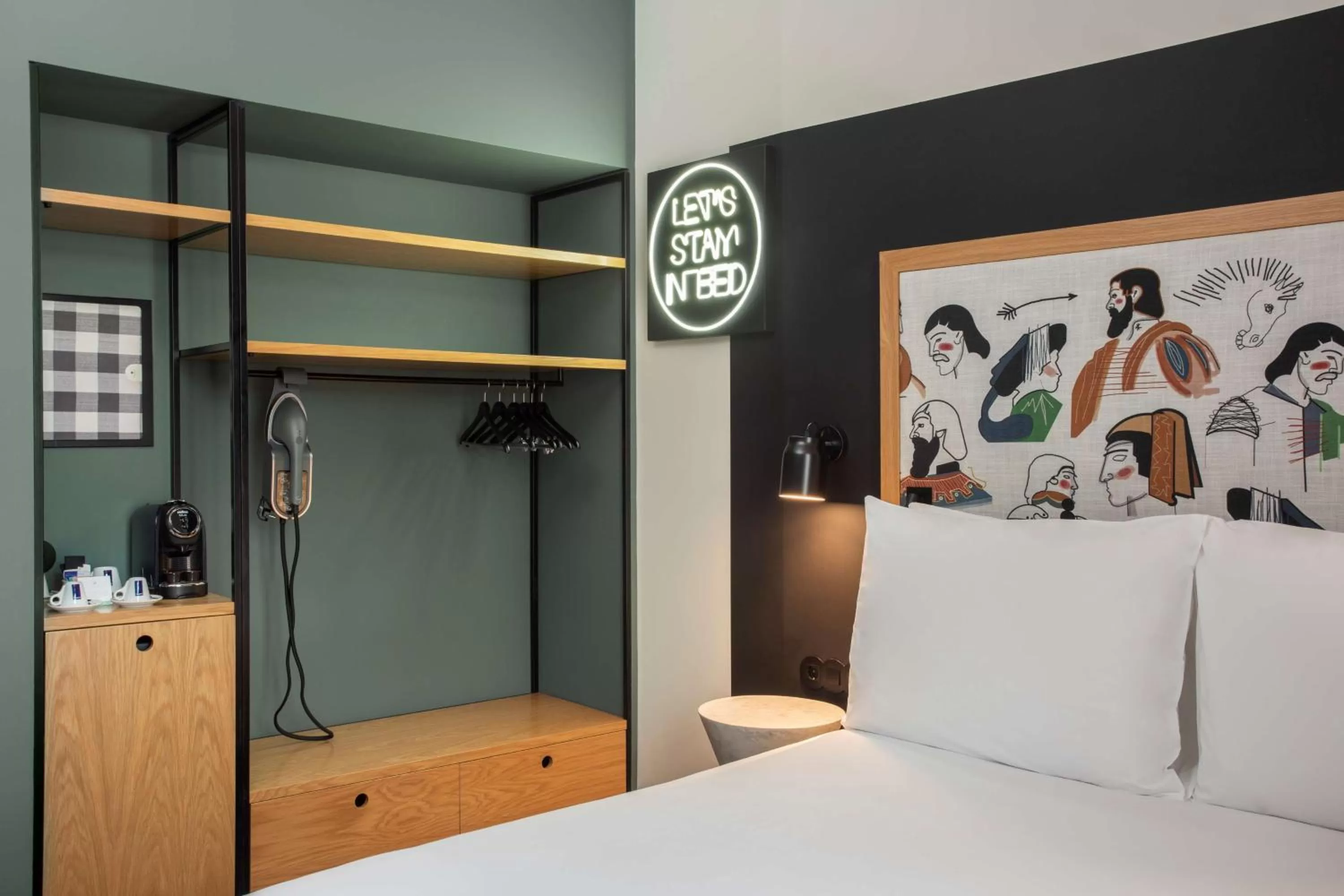 Bed in Se Catedral Hotel Porto, Tapestry Collection By Hilton