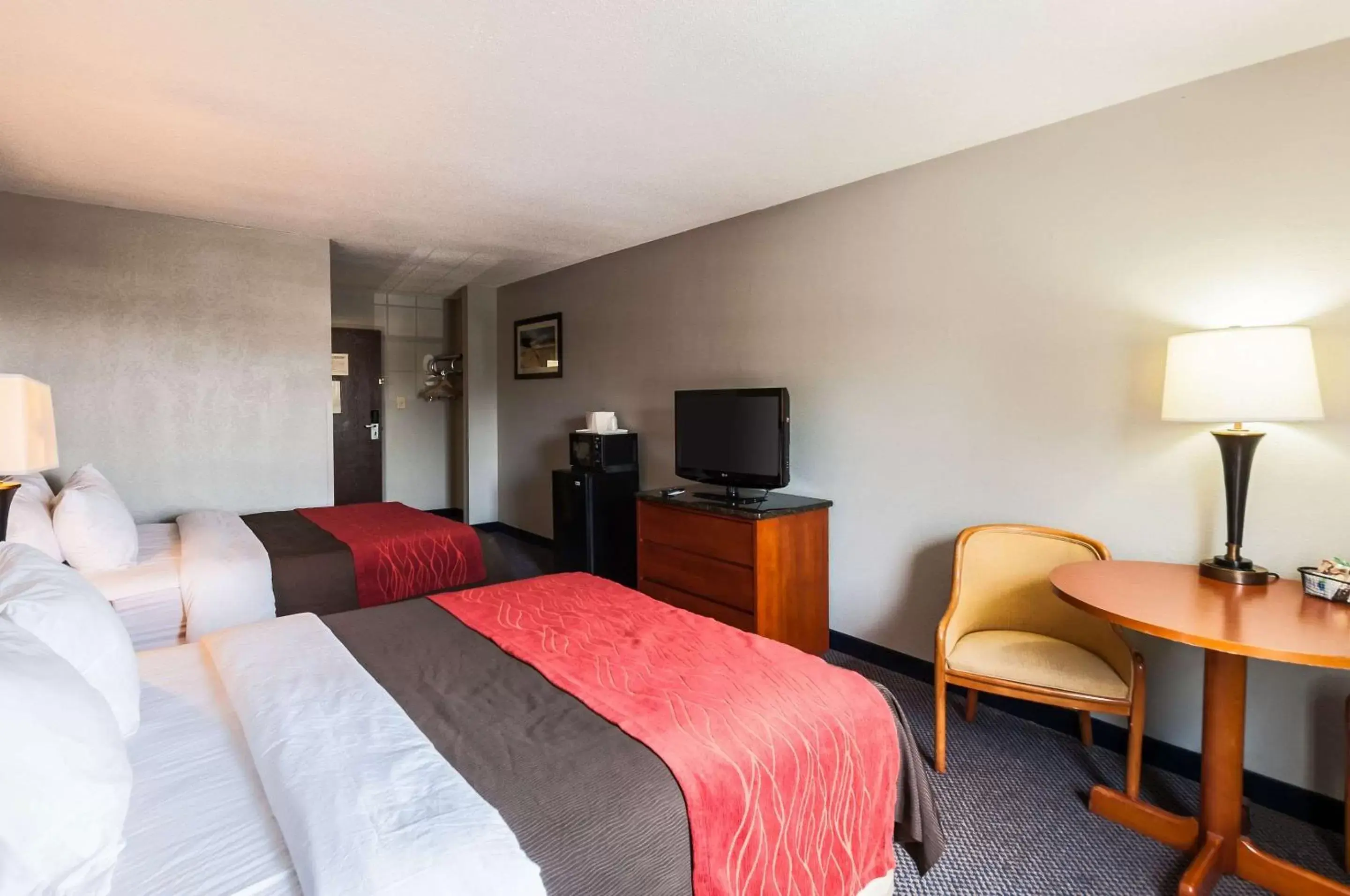 Bed in Quality Inn Solomons - Beacon Marina Bed in Quality Inn Solomons - Beacon Marina