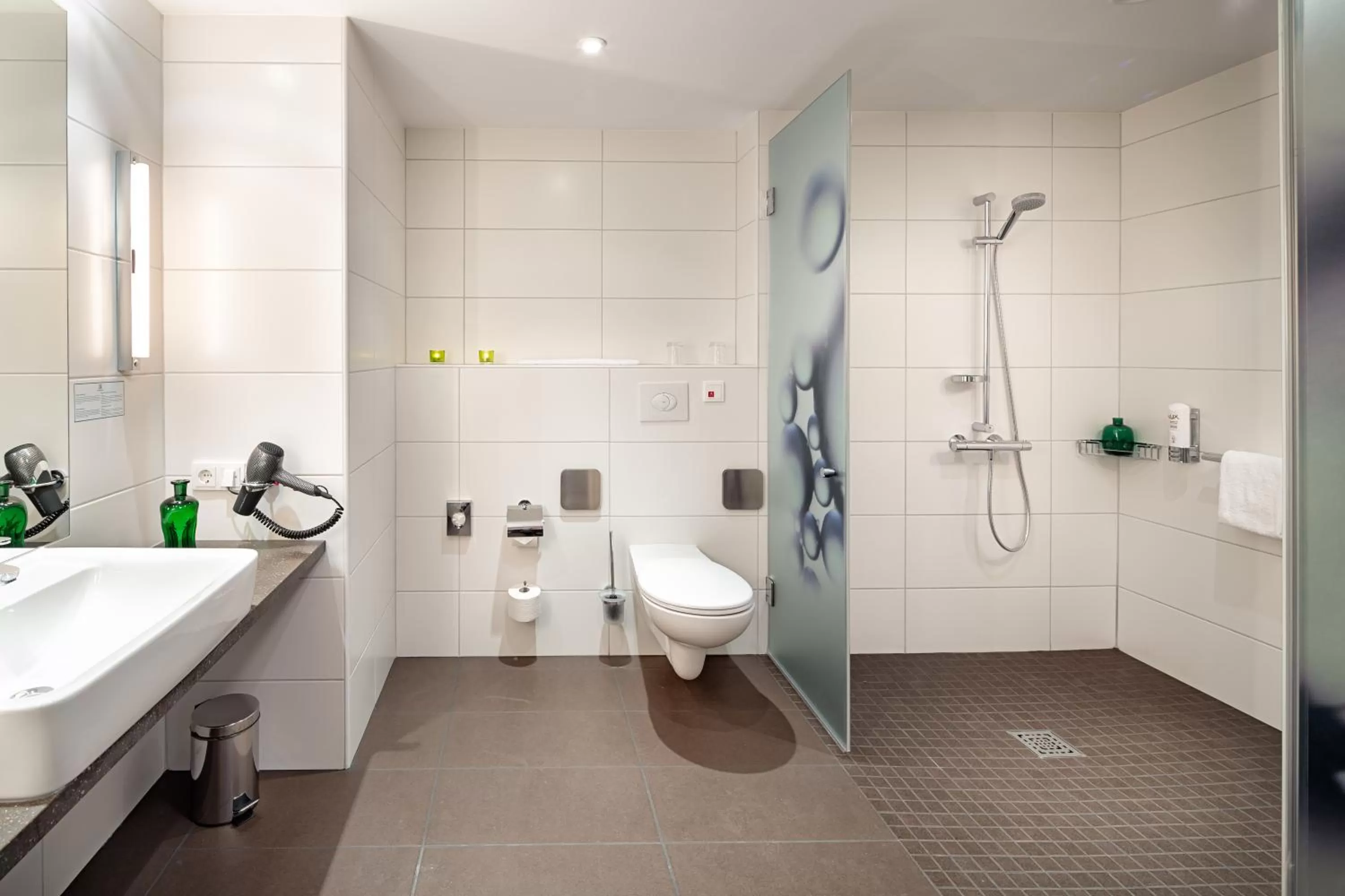 Double Room - Mobility Access with Roll-in Shower in Holiday Inn Berlin City East Side, an IHG Hotel