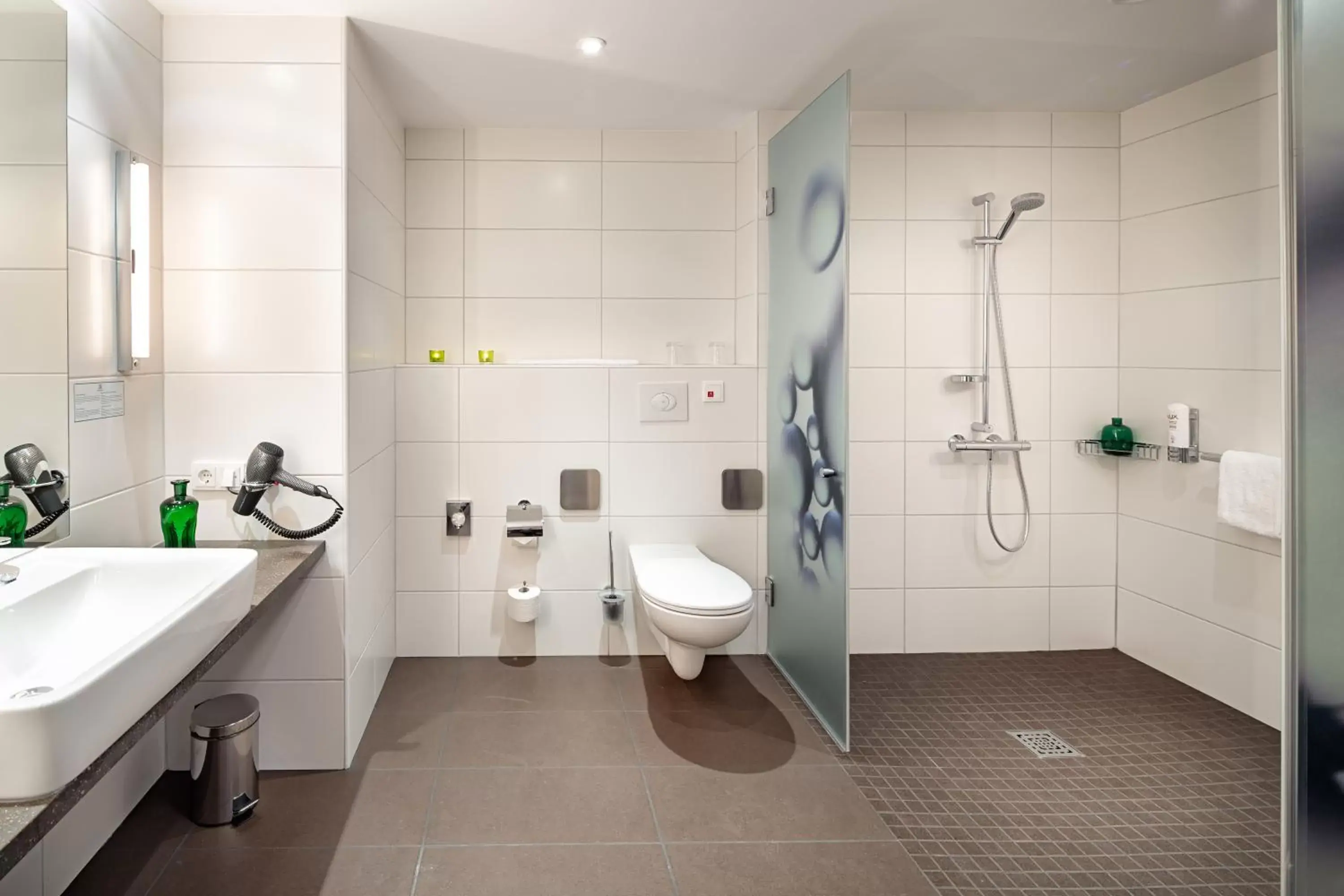 Double Room - Mobility Access with Roll-in Shower in Holiday Inn Berlin City East Side, an IHG Hotel Double Room - Mobility Access with Roll-in Shower in Holiday Inn Berlin City East Side, an IHG Hotel