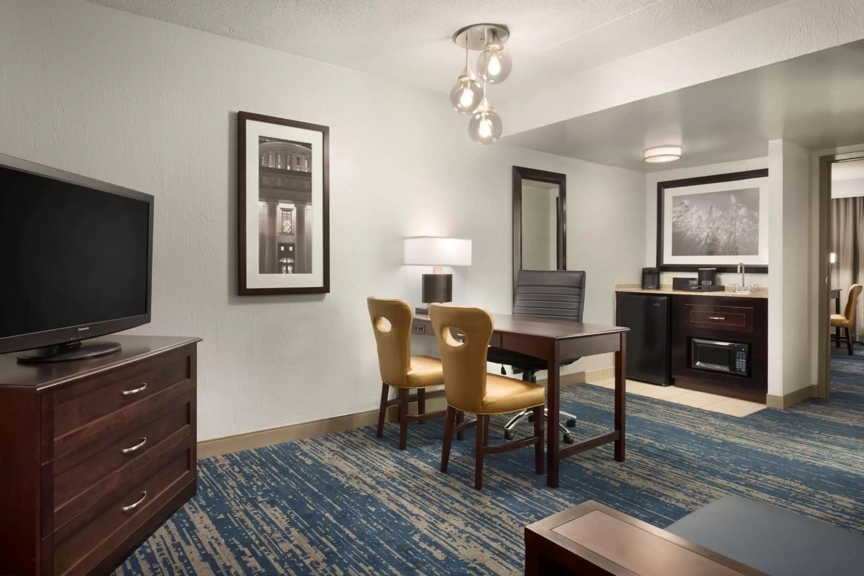 Living room, TV/Entertainment Center in Embassy Suites by Hilton Columbus