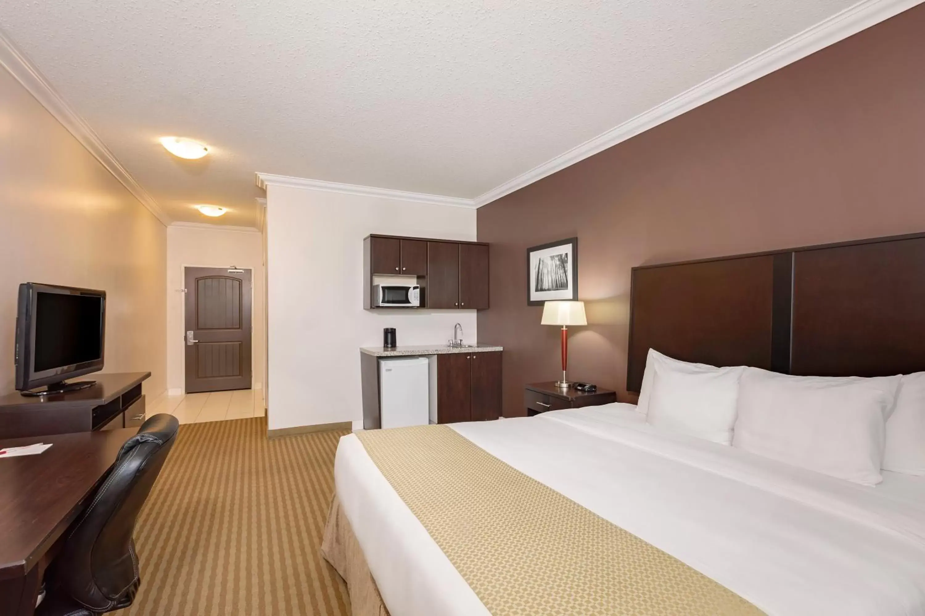 Coffee/tea facilities, Bed in Ramada by Wyndham Cold Lake