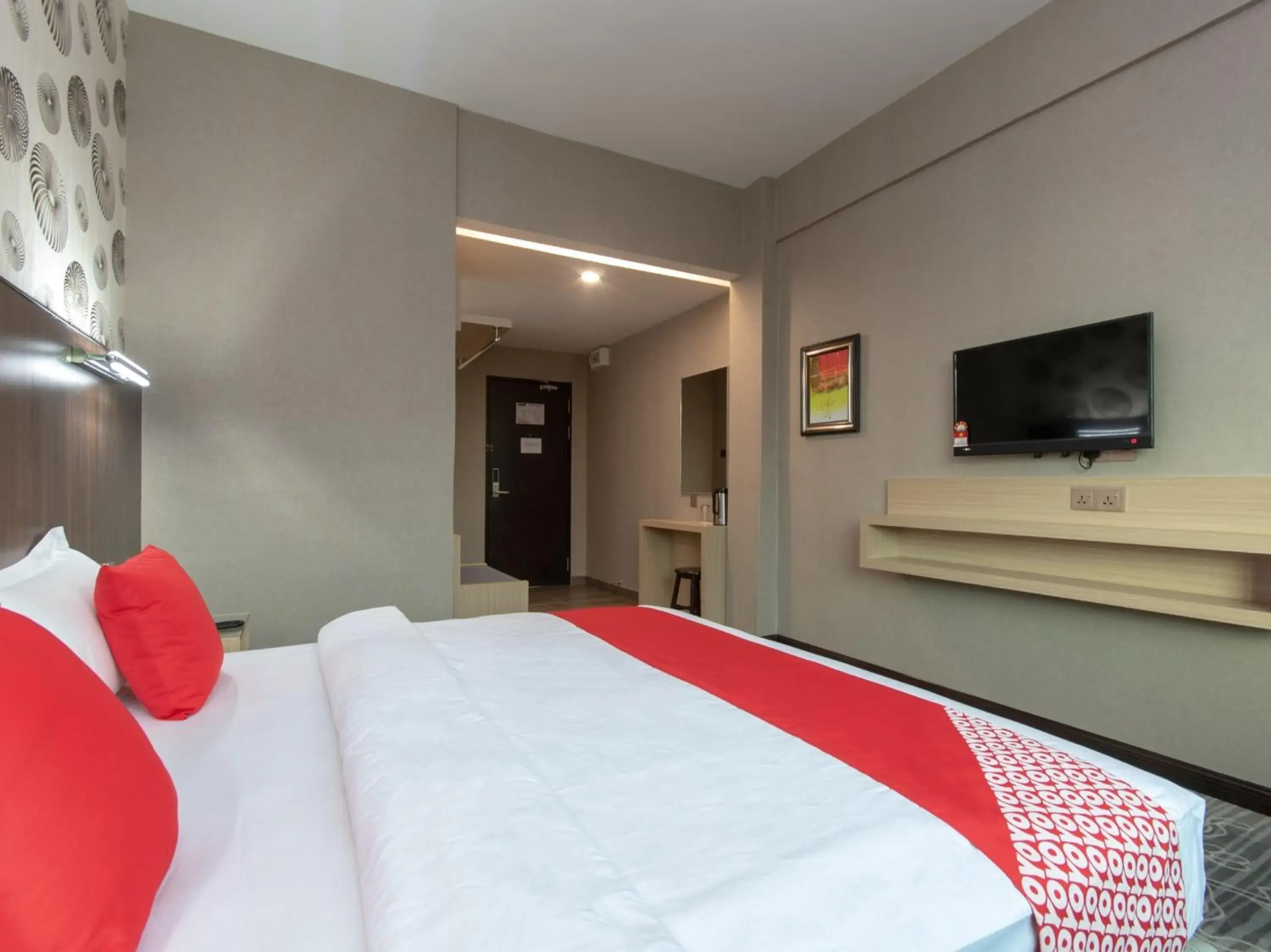 Bedroom, Bed in OYO 89375 Regent Hotel