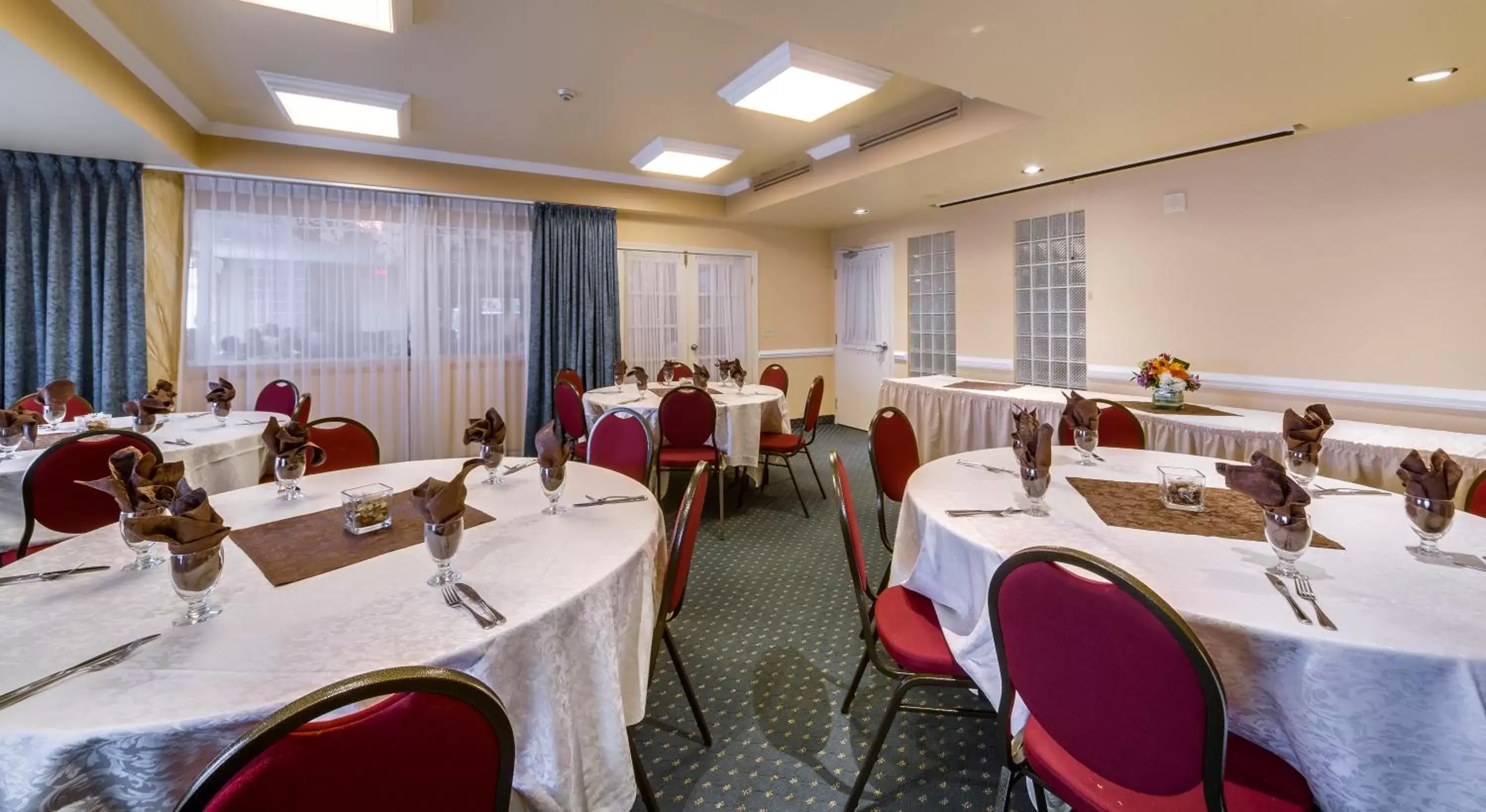 Banquet/Function facilities, Restaurant/Places to Eat in Monte Carlo Inn Oakville Suites